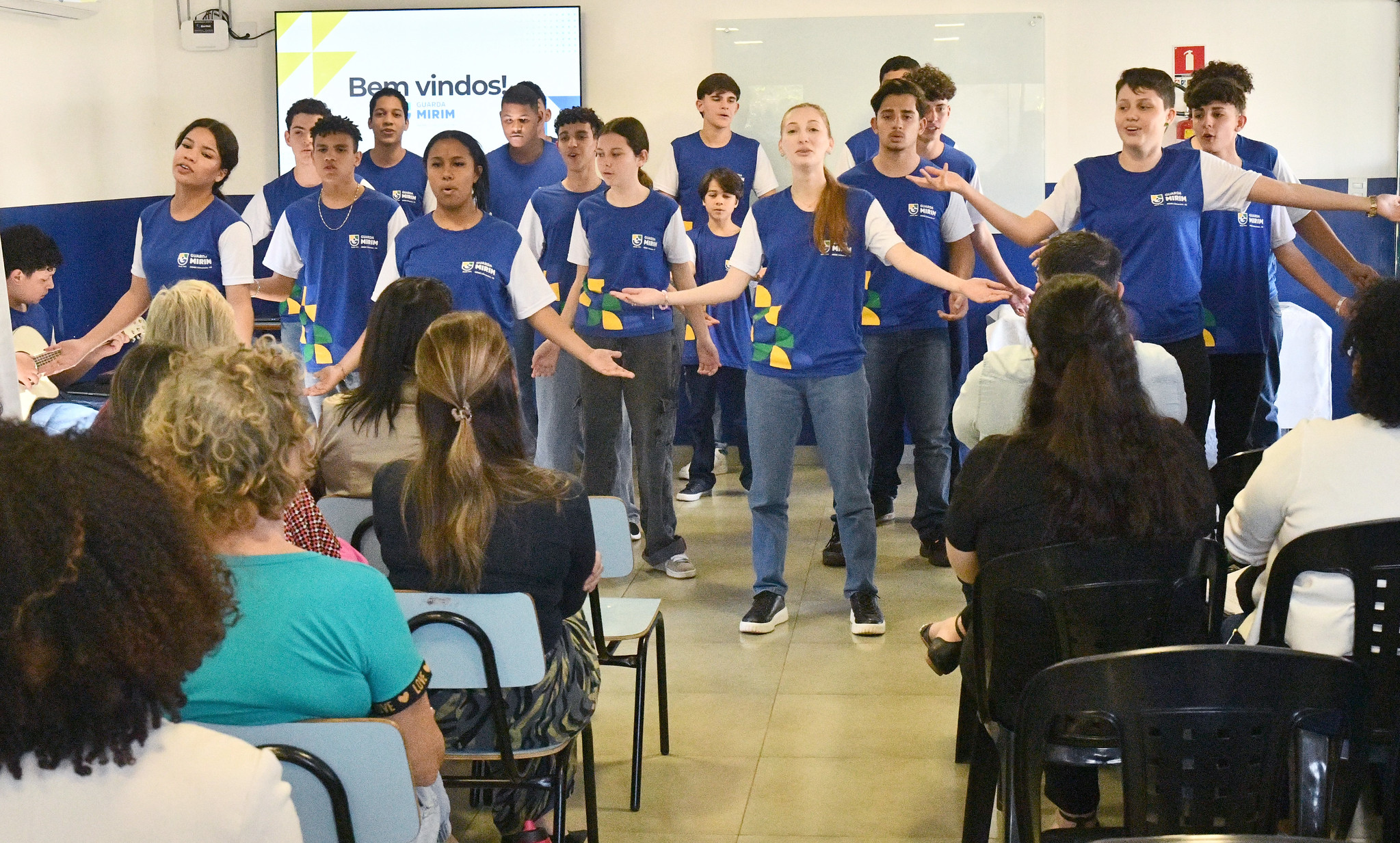 apresentação de coral na reunião do conselho de assistência social