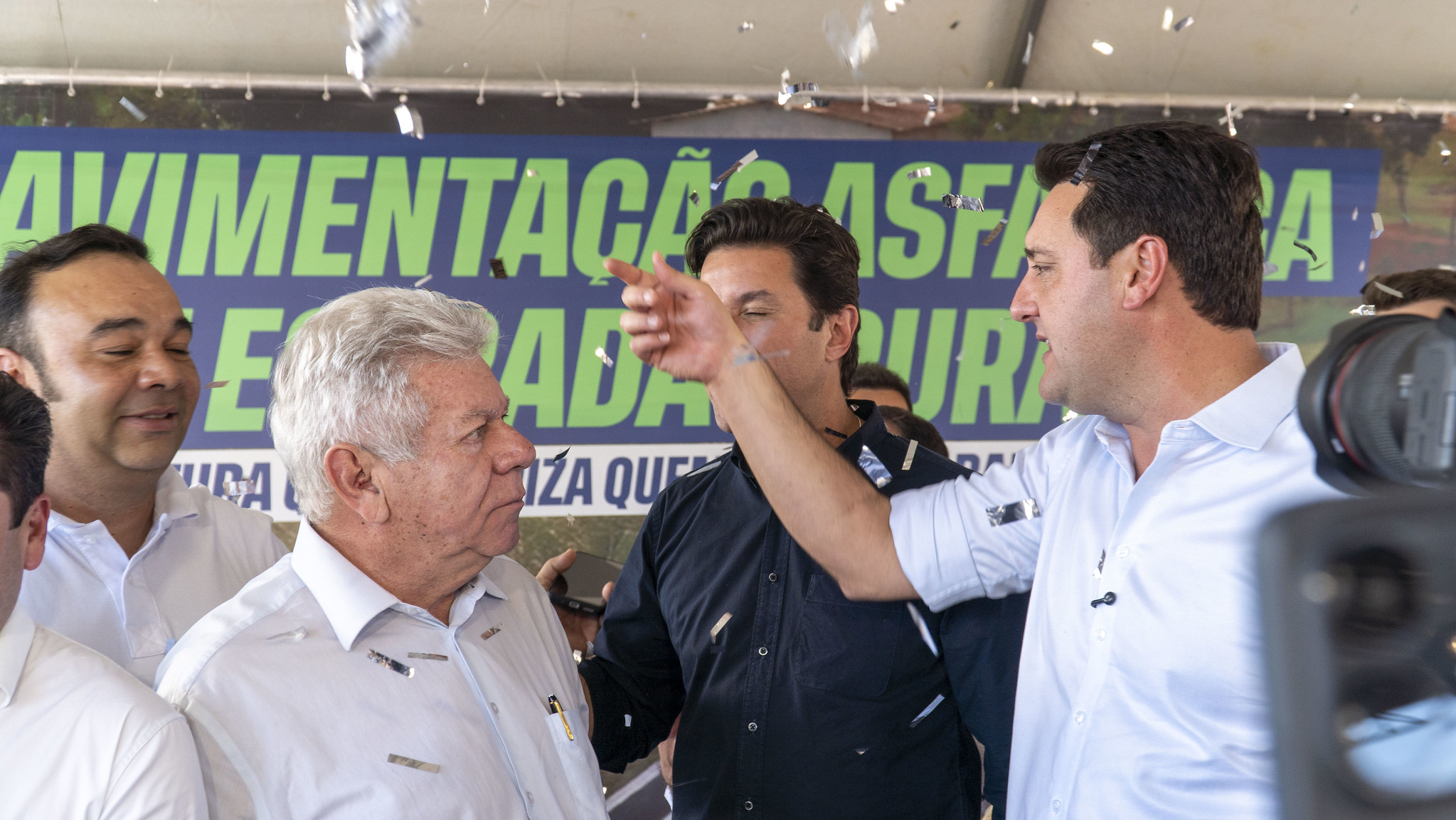 prefeito fernando scanavaca ao lado do governador Ratinho Junior e demais lideranças