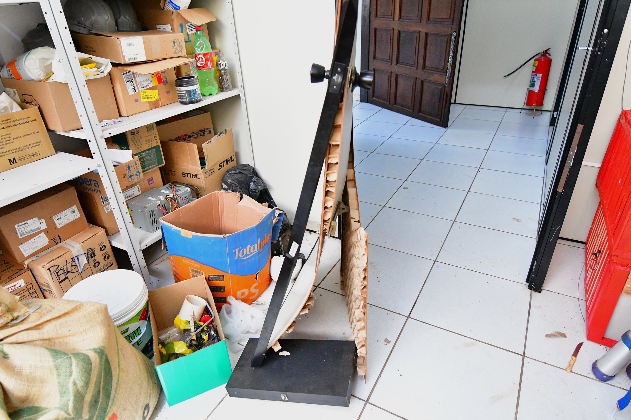 IMAGEM DE PORTA ARROMBADA, QUEBRADA, E OBJETOS BAGUNÇADOS