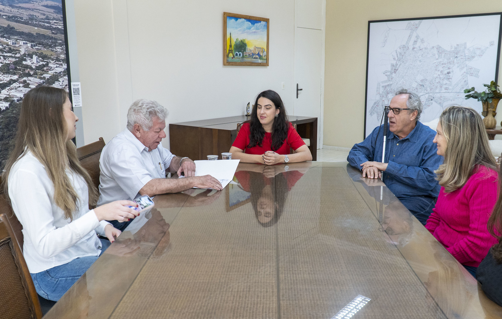 prefeito e secretária da assistência social reunidos em mesa com diretoria da associação