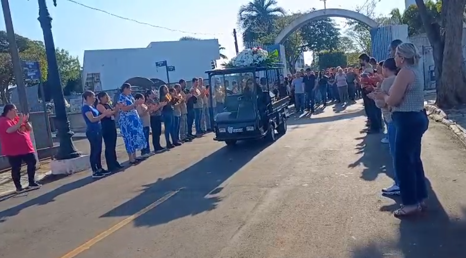 cordão de servidores perfilado para homenagear a agente de endemias no sepultamento