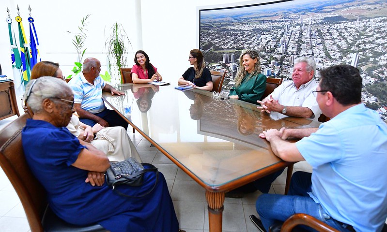 reunião no gabinete do prefeito, com vereadores e equipe do projeto