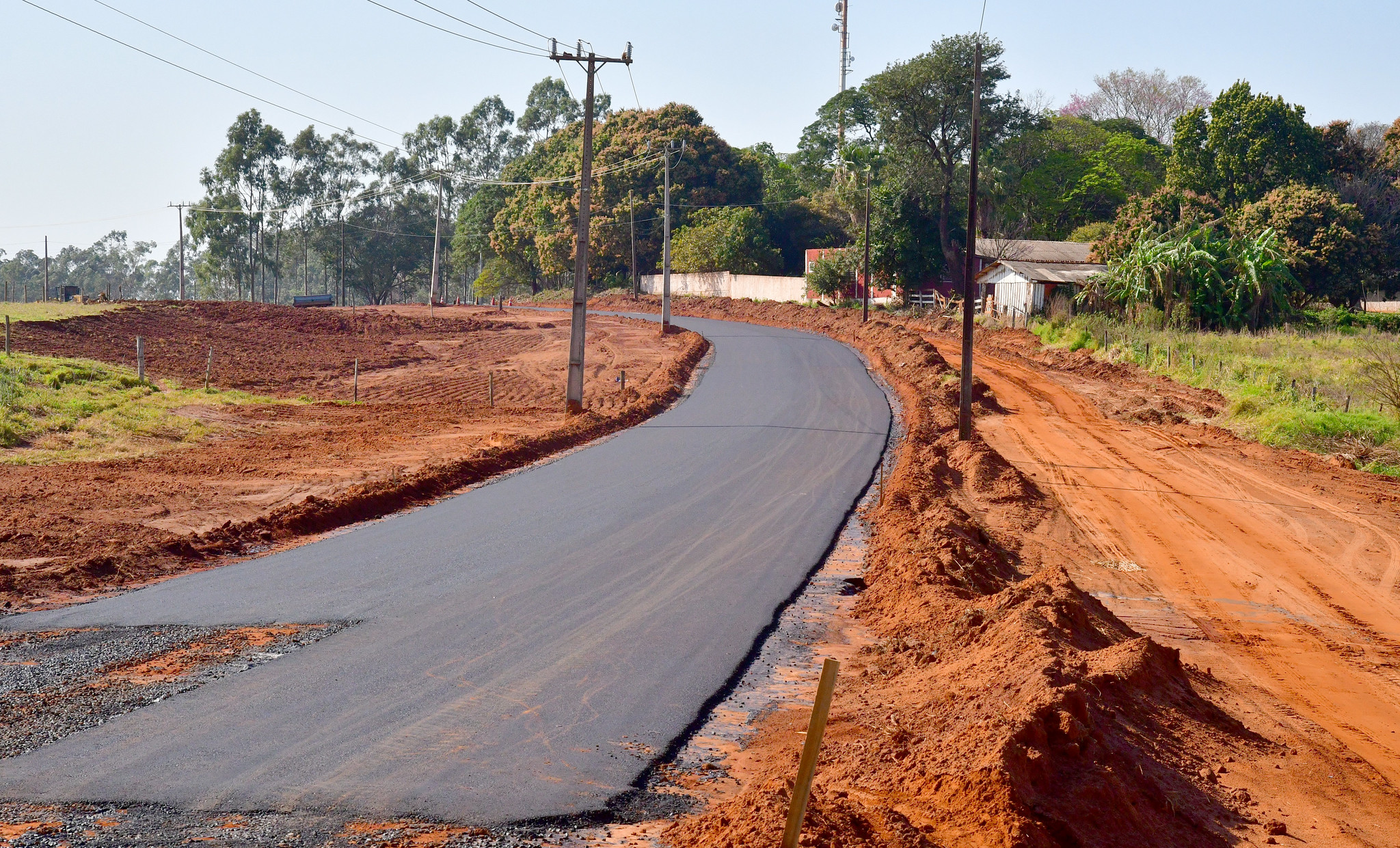 IMAGEM DO ASFALTO NOVO NA ESTRADA RURAL