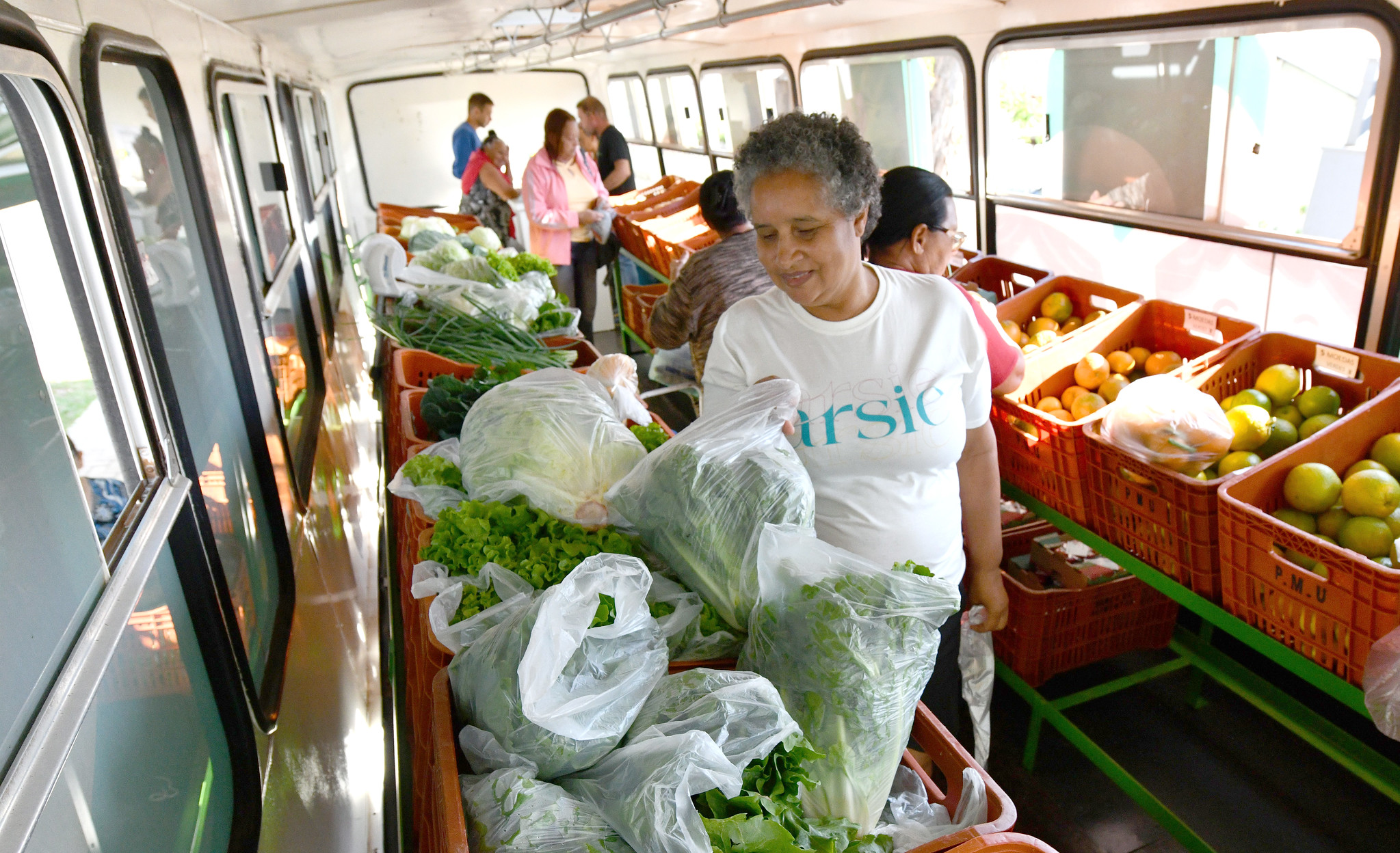 moradora compra verduras no ônibus do programa