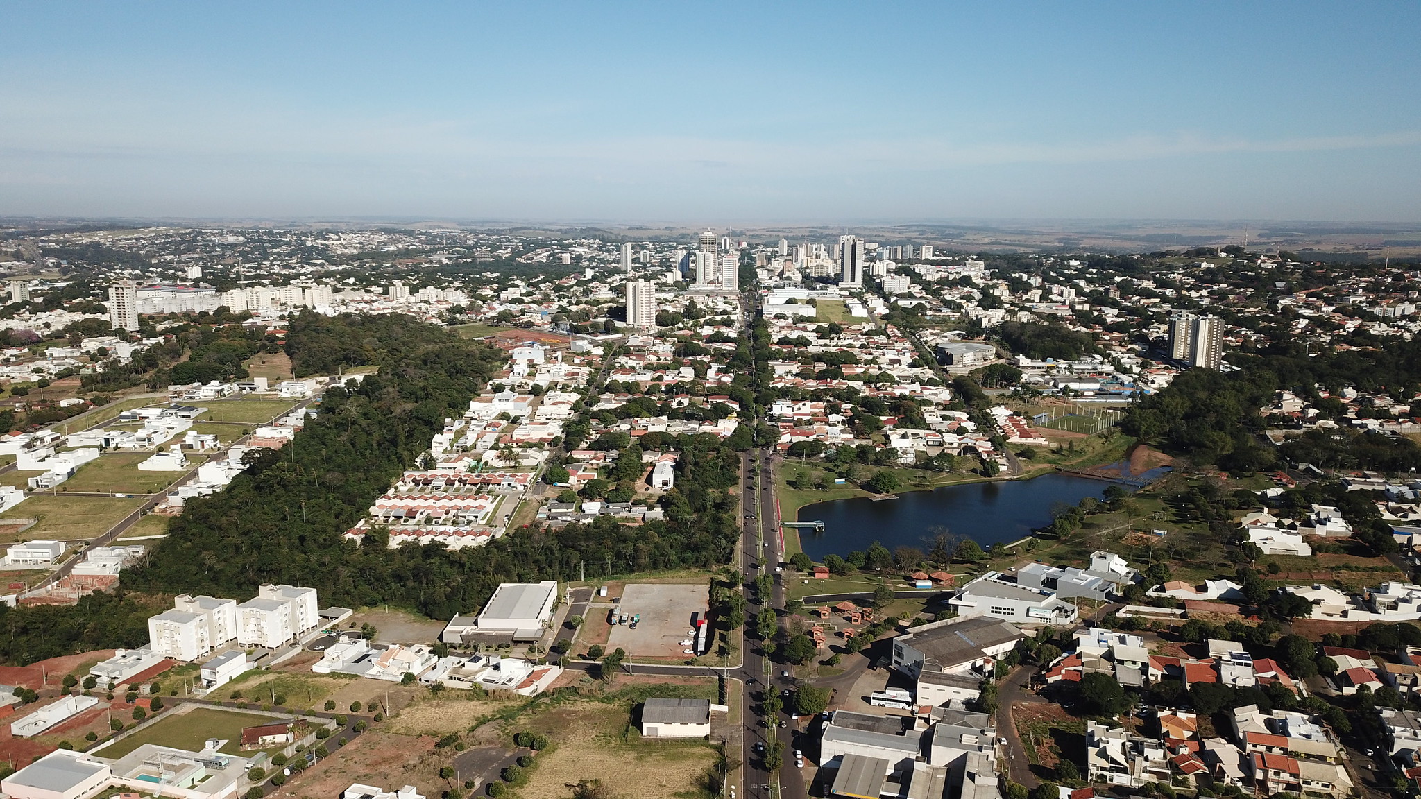foto aérea da cidade de umuarama, com foco no lago municipal
