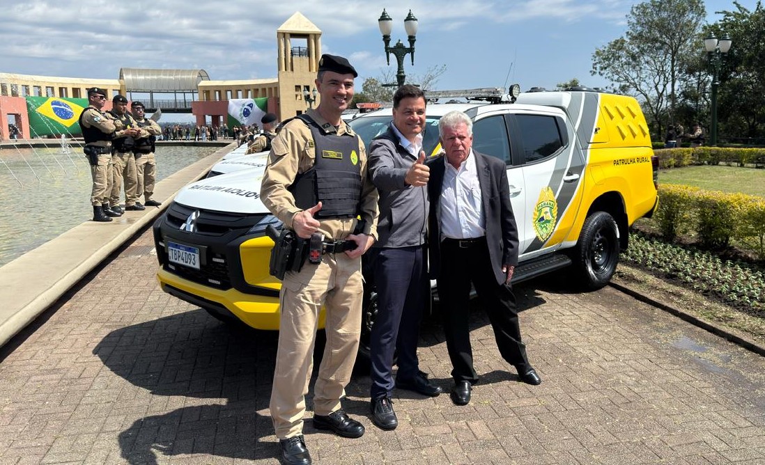 Prefeito, comandante da PM e secretário sandro alex na frente de viatura nova da PM