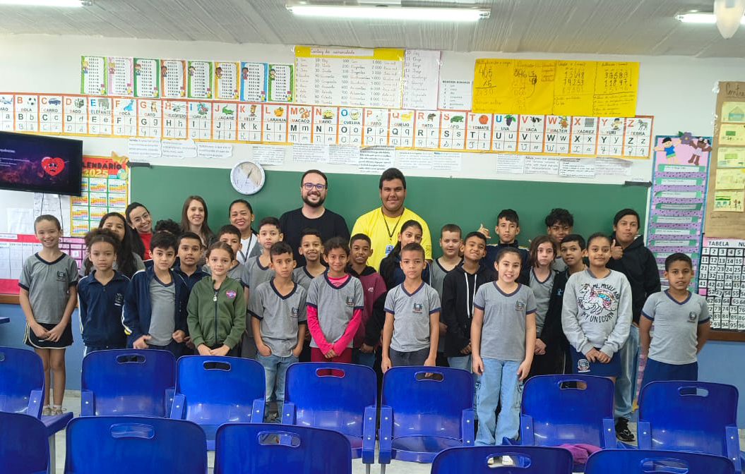 alunos que participaram da palestra e professores, em pose na imagem
