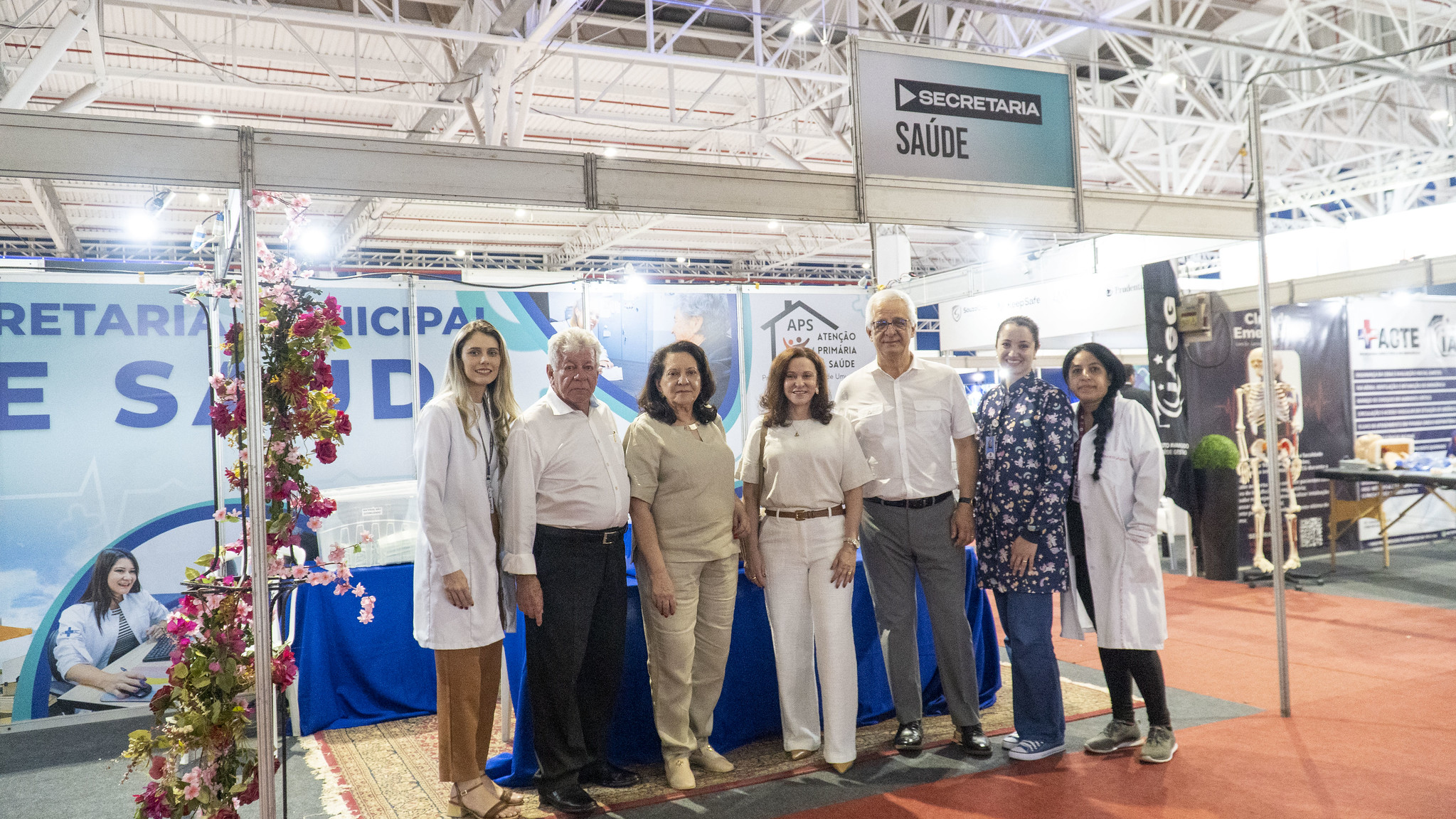 prefeito e secretários no estande da Secretara de Saúde