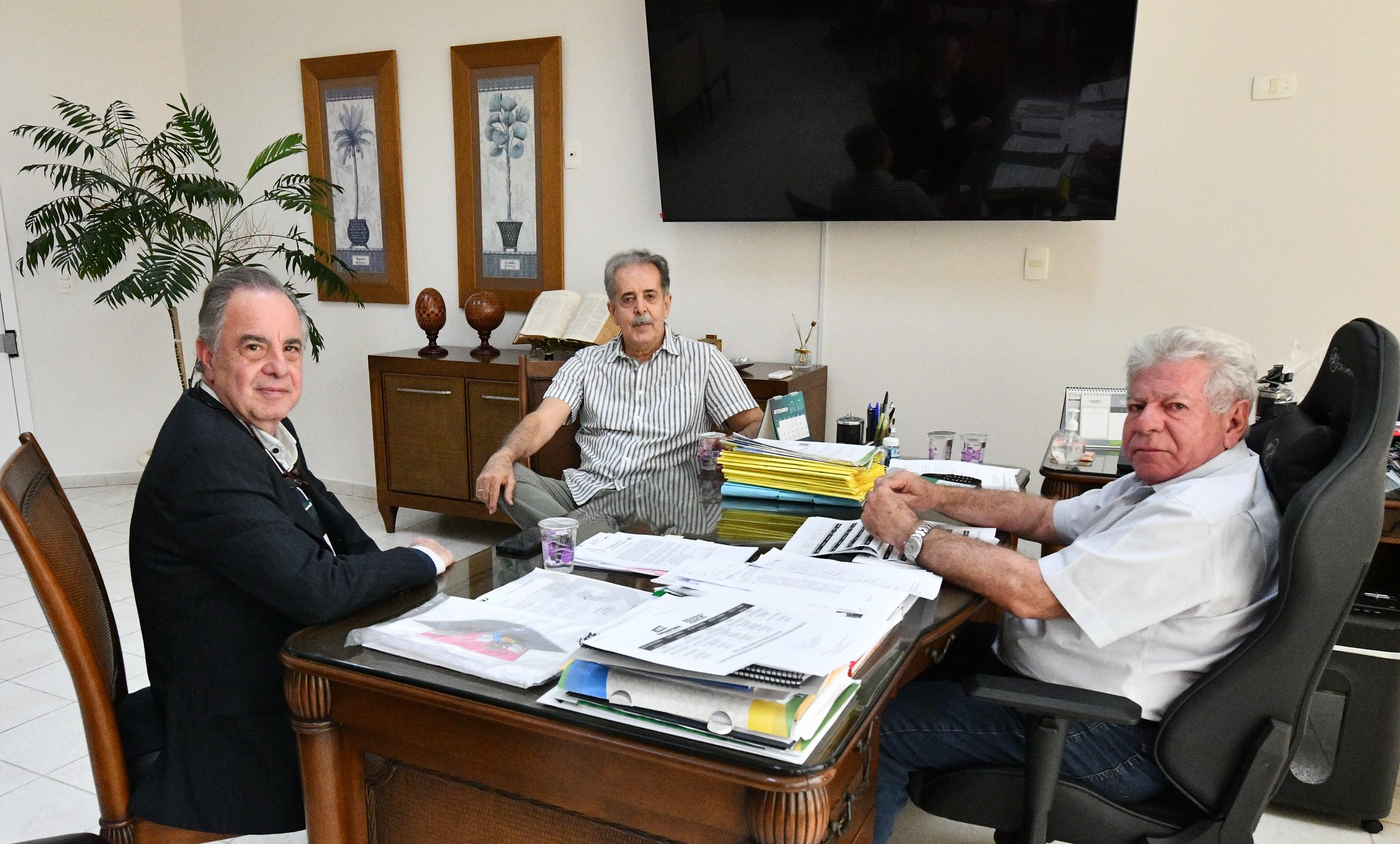 visita das autoridades no gabinete do prefeito