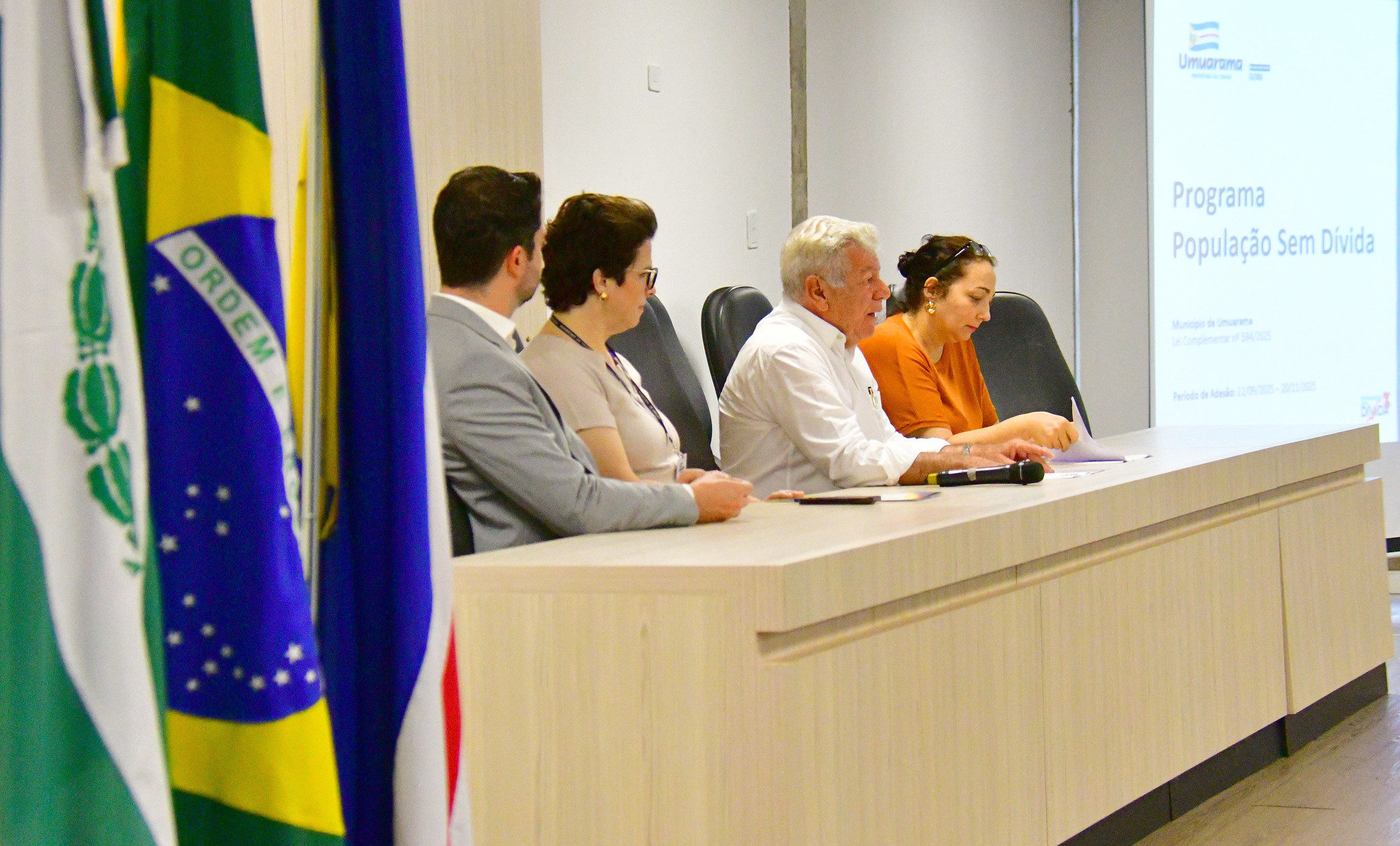 Prefeito anuncia o programa em mesa ao lado das secretárias municipais e representante da OAB