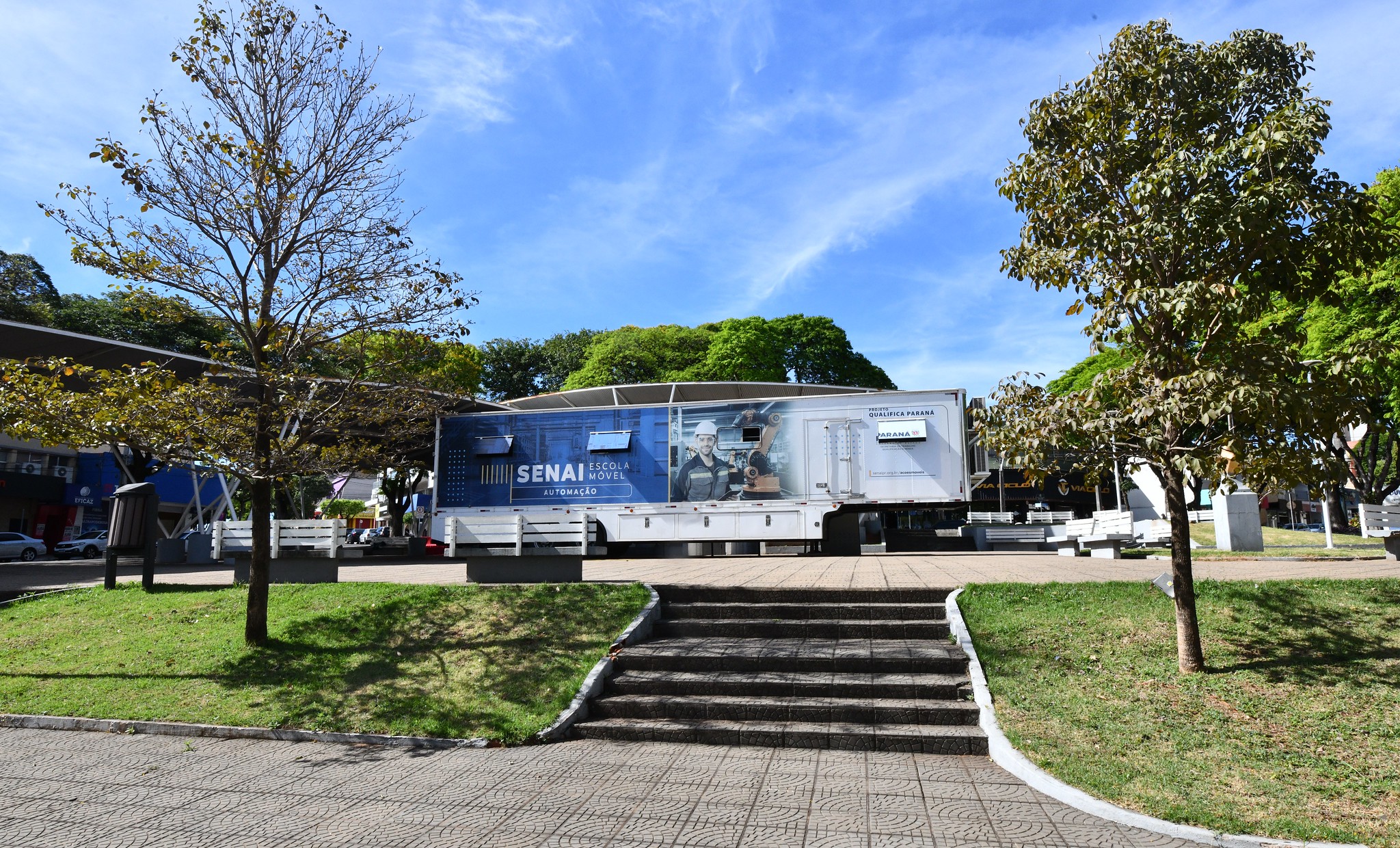 carreta baú estacionada na praça para realização do curso