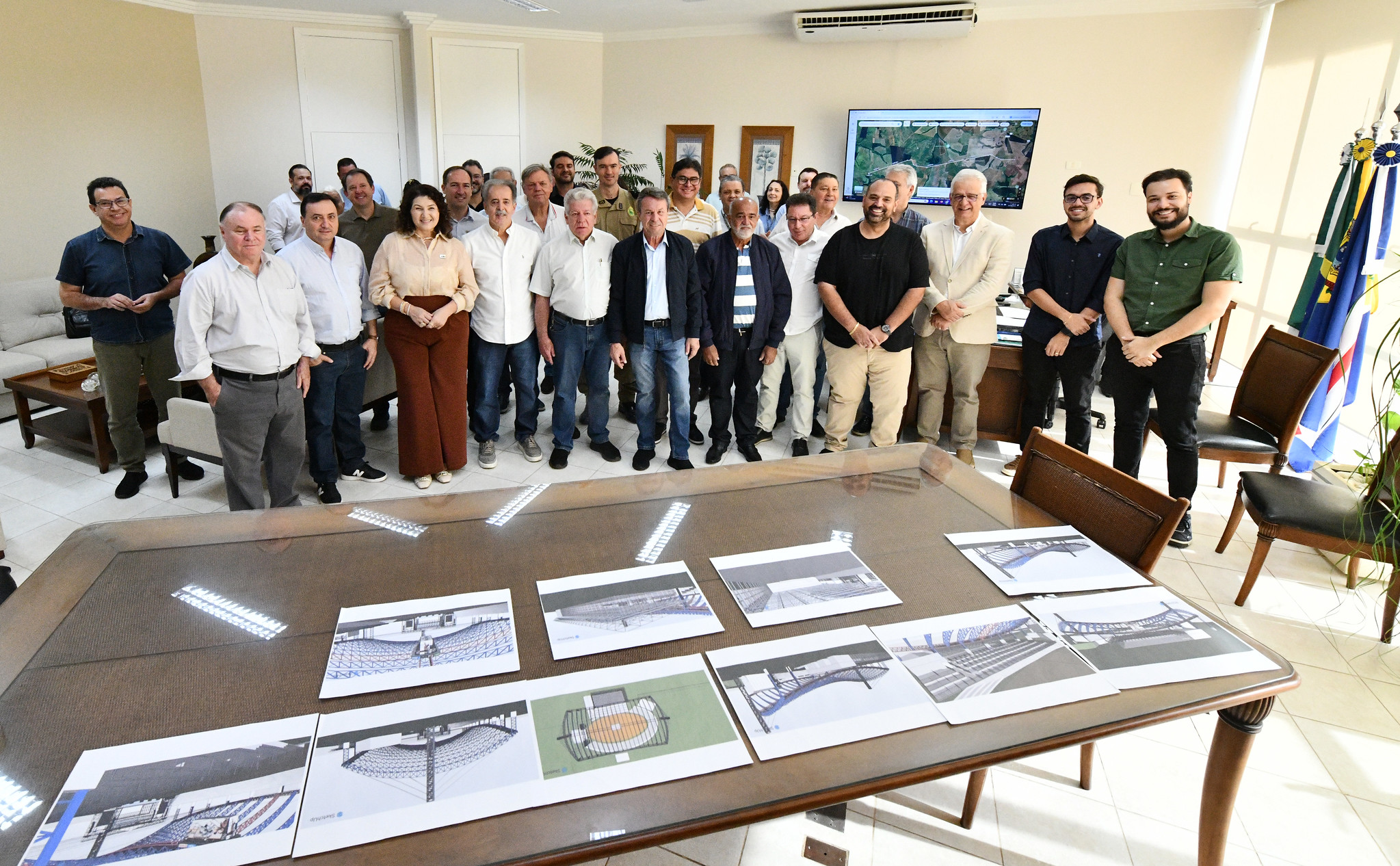 lideranças reunidas em pose para foto no gabinete do prefeito