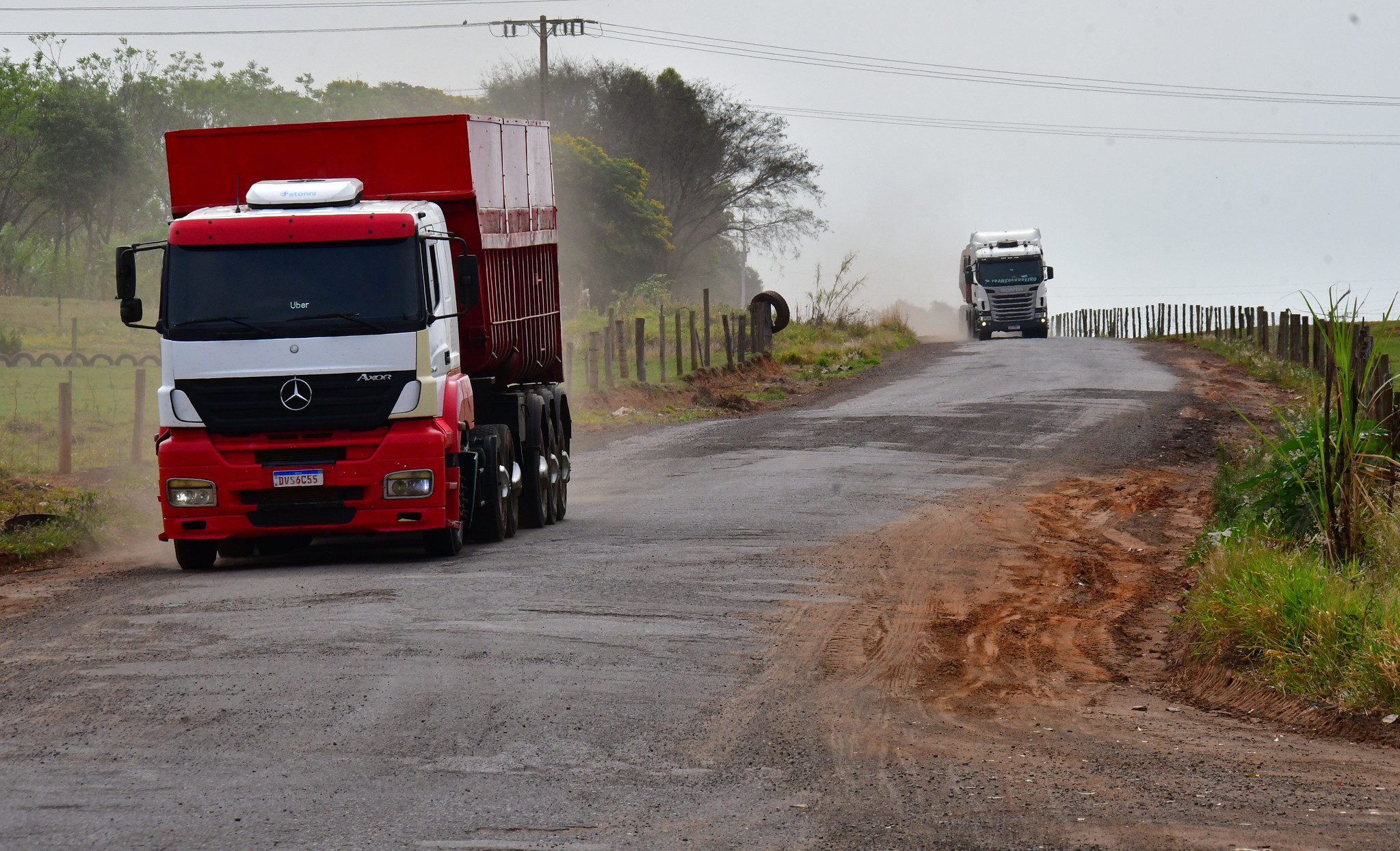 caminhões trafegam por estrada