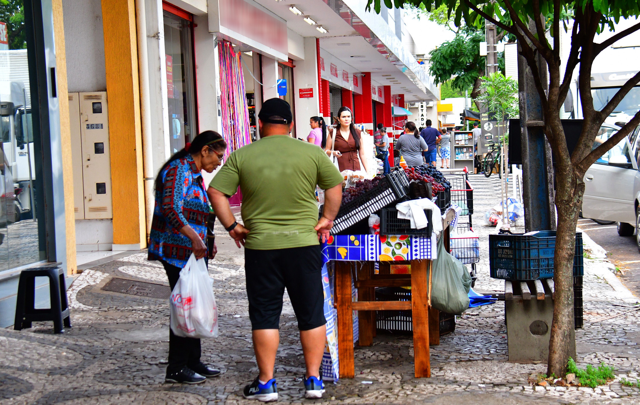 calçada obstruída por tapume em frente a residência