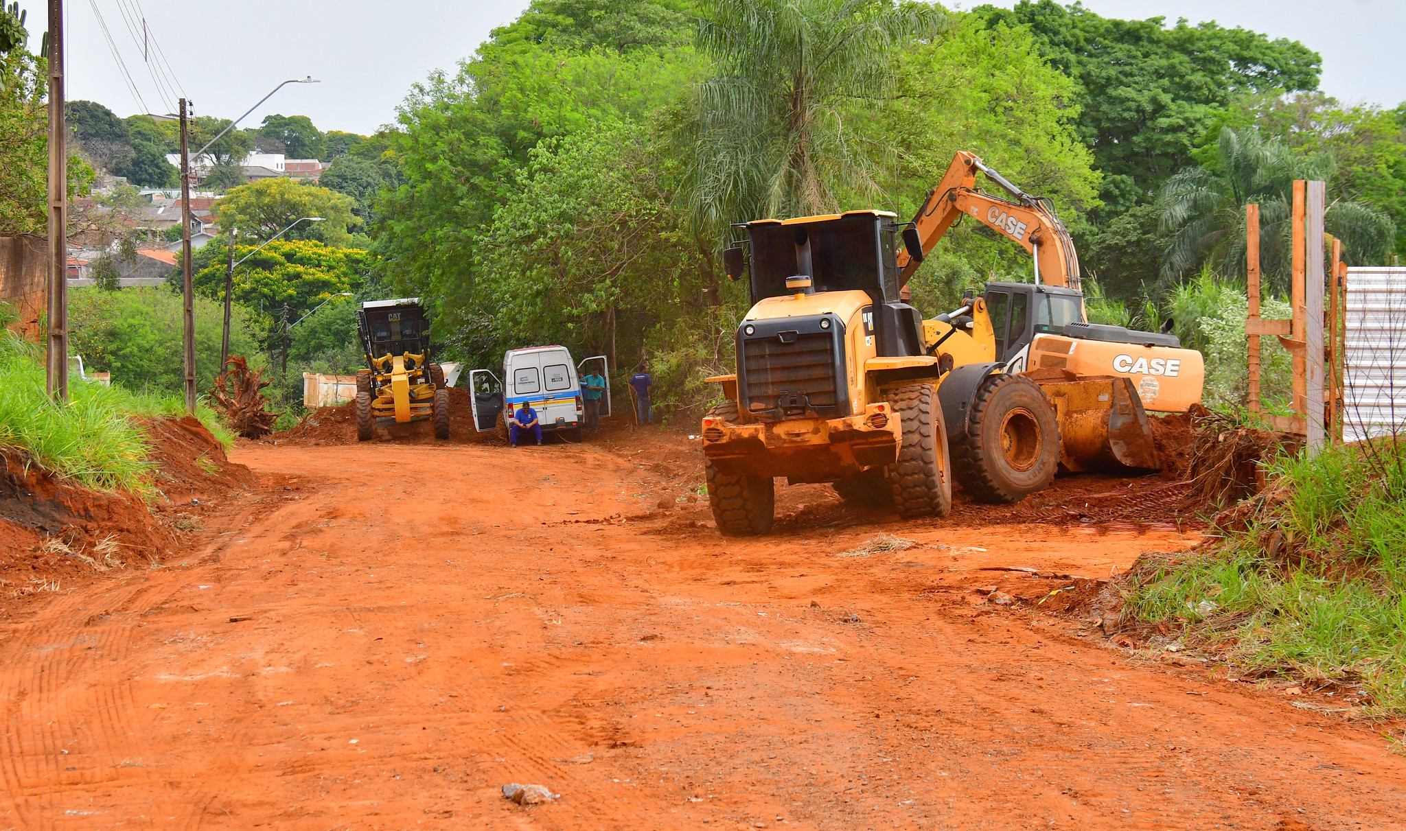 máquinas trabalham na limpeza da rua que será asfaltada
