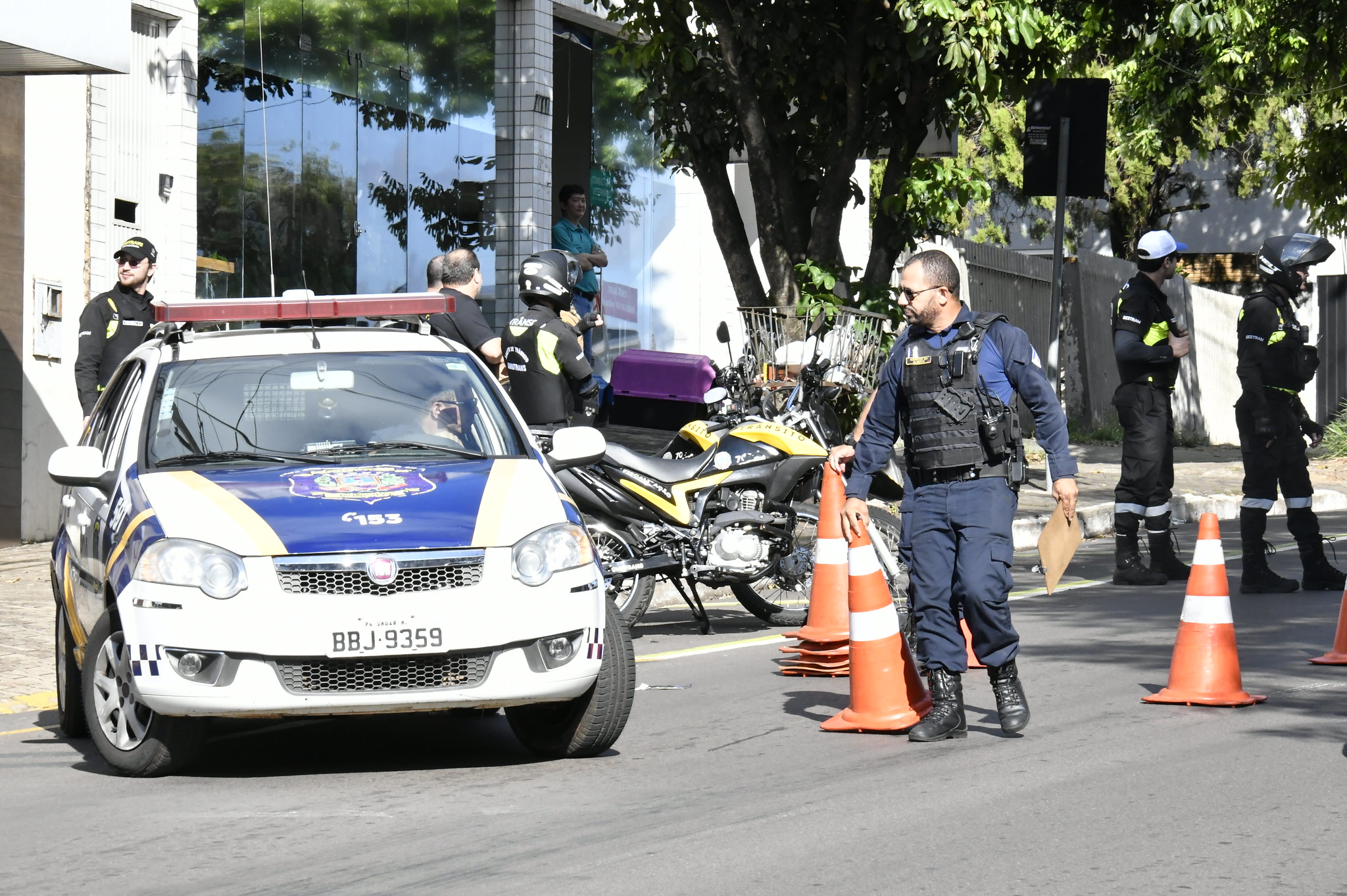 viatura da guarda municipal durante blitz em rua da cidade