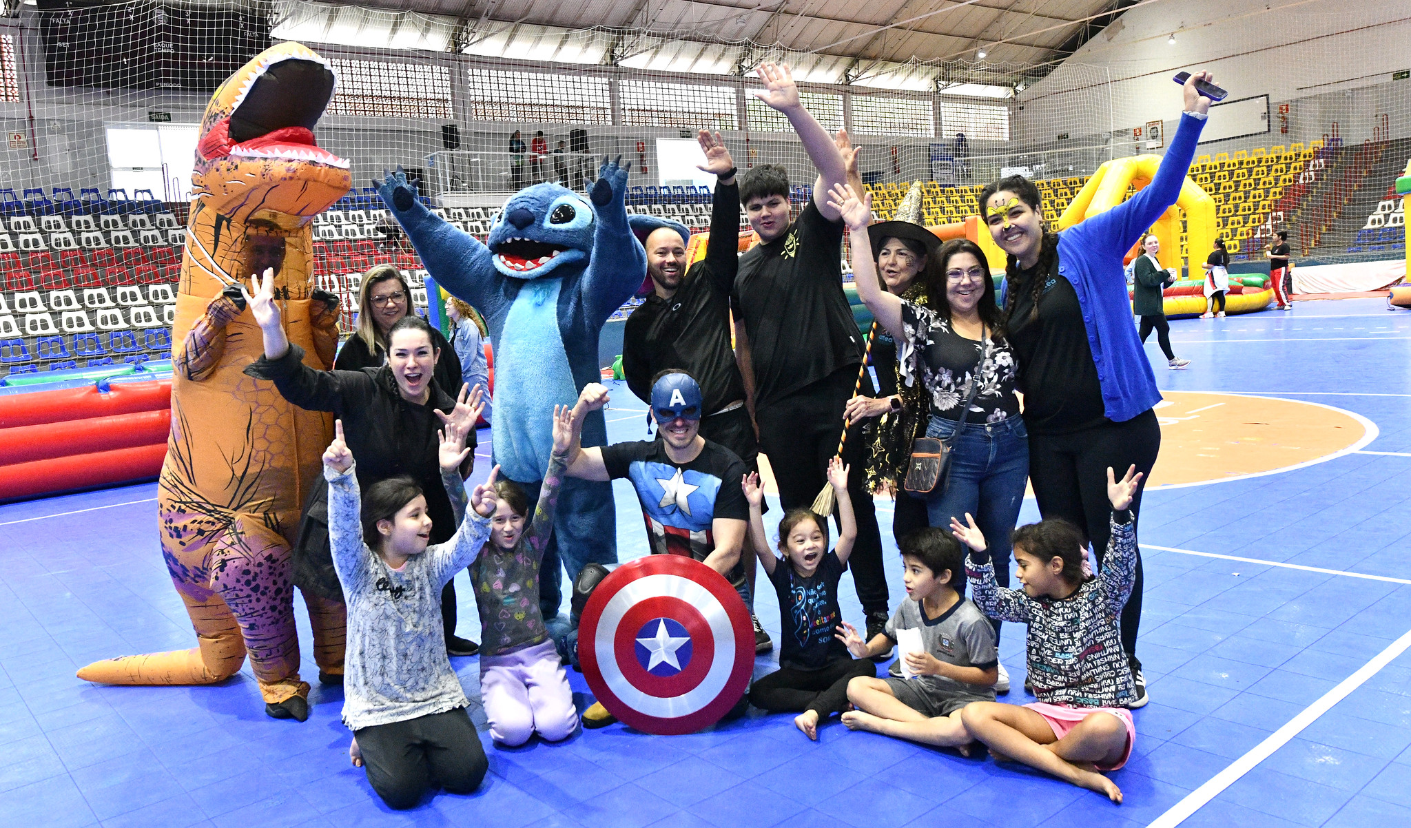 crianças, instrutores e bonecos posam para foto