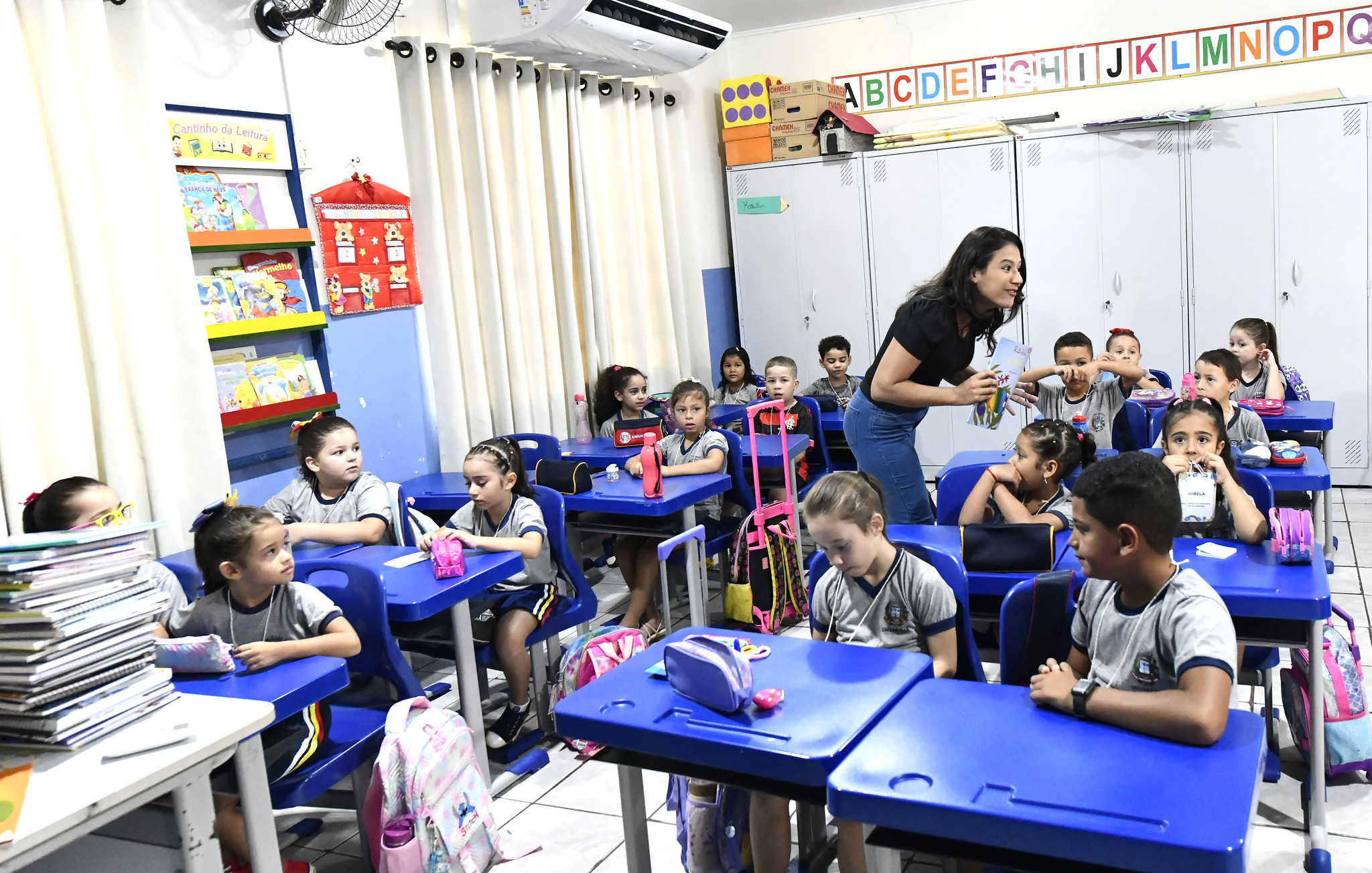 professora conversa com alunos em sala de aula