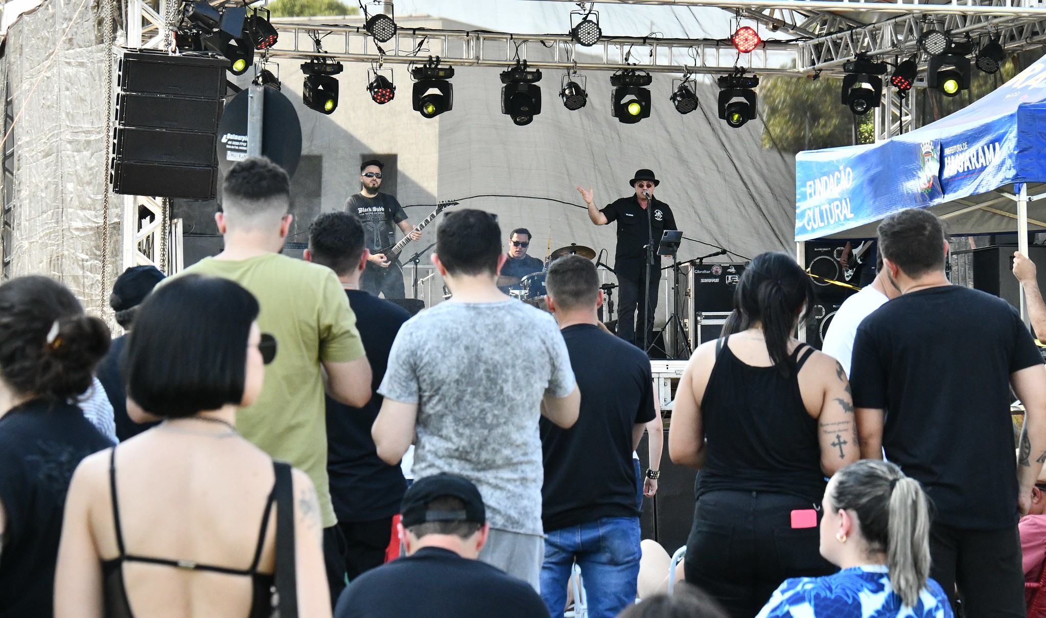 banda canta no palco do festival de rock, à frente do público