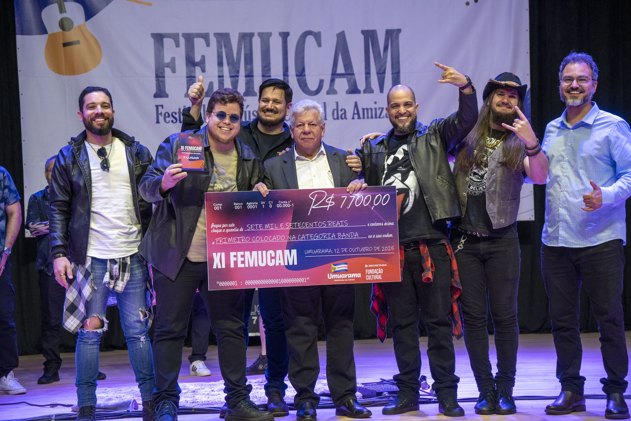 vencedores da categoria bandas recebem cheque com premiação do prefeito