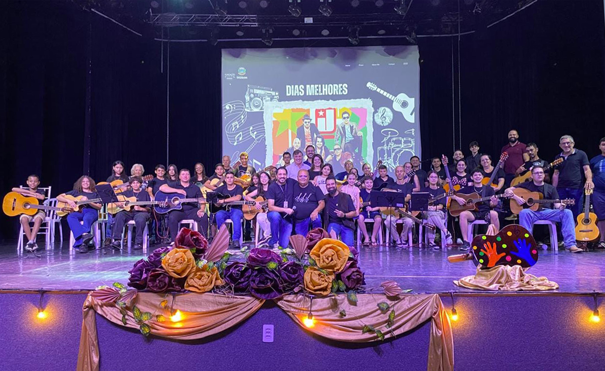 imagem de arquivo do primeiro show raízes, com músicos no palco do teatro