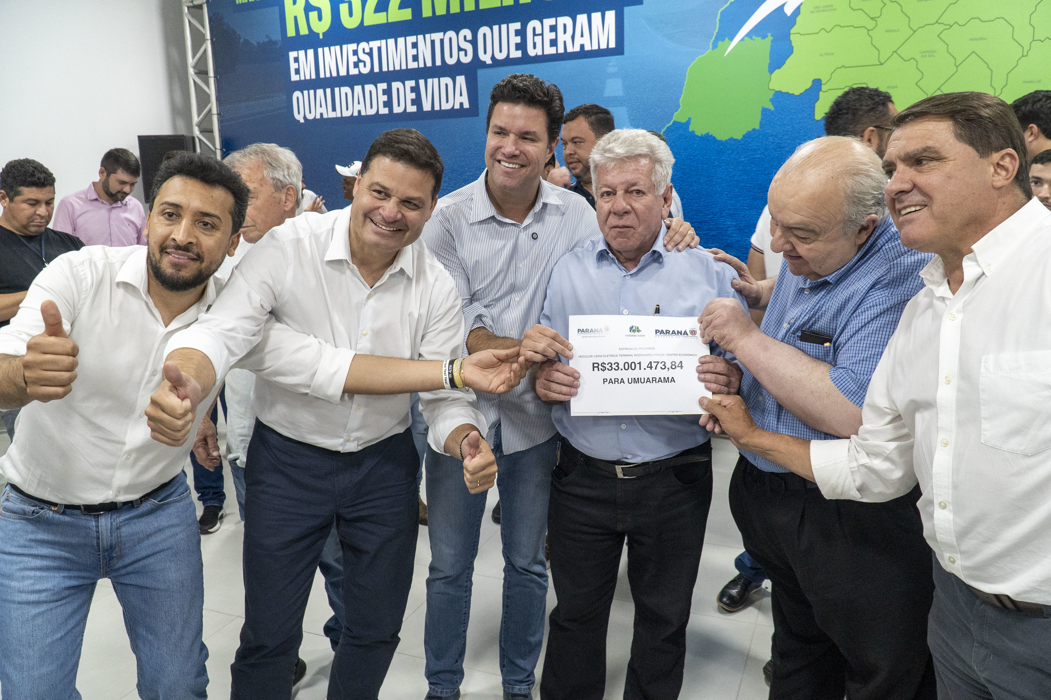 prefeito recebe placa com valor dos recursos liberados diante dos secretários municipais