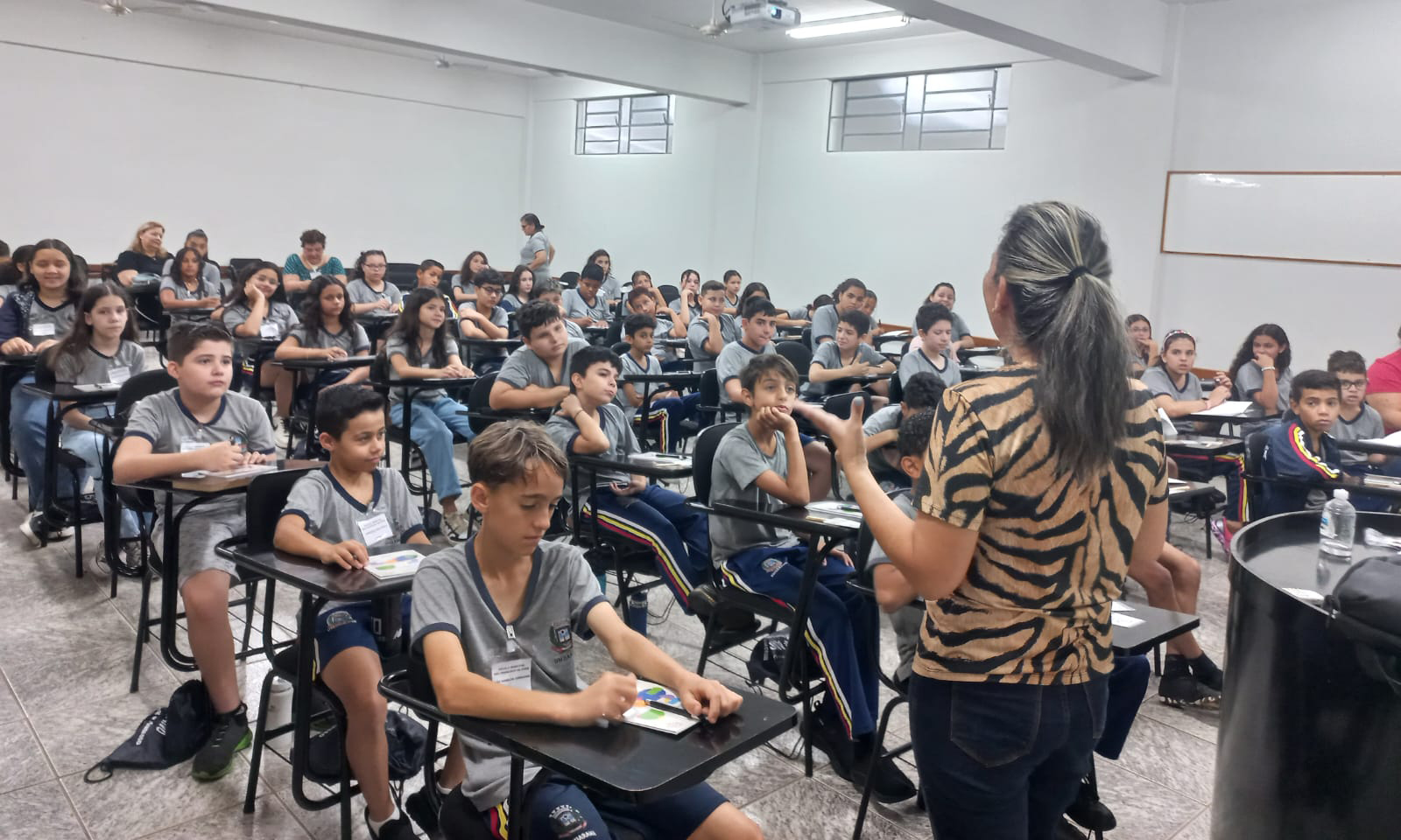 professora dá aula para alunos em sala de aula
