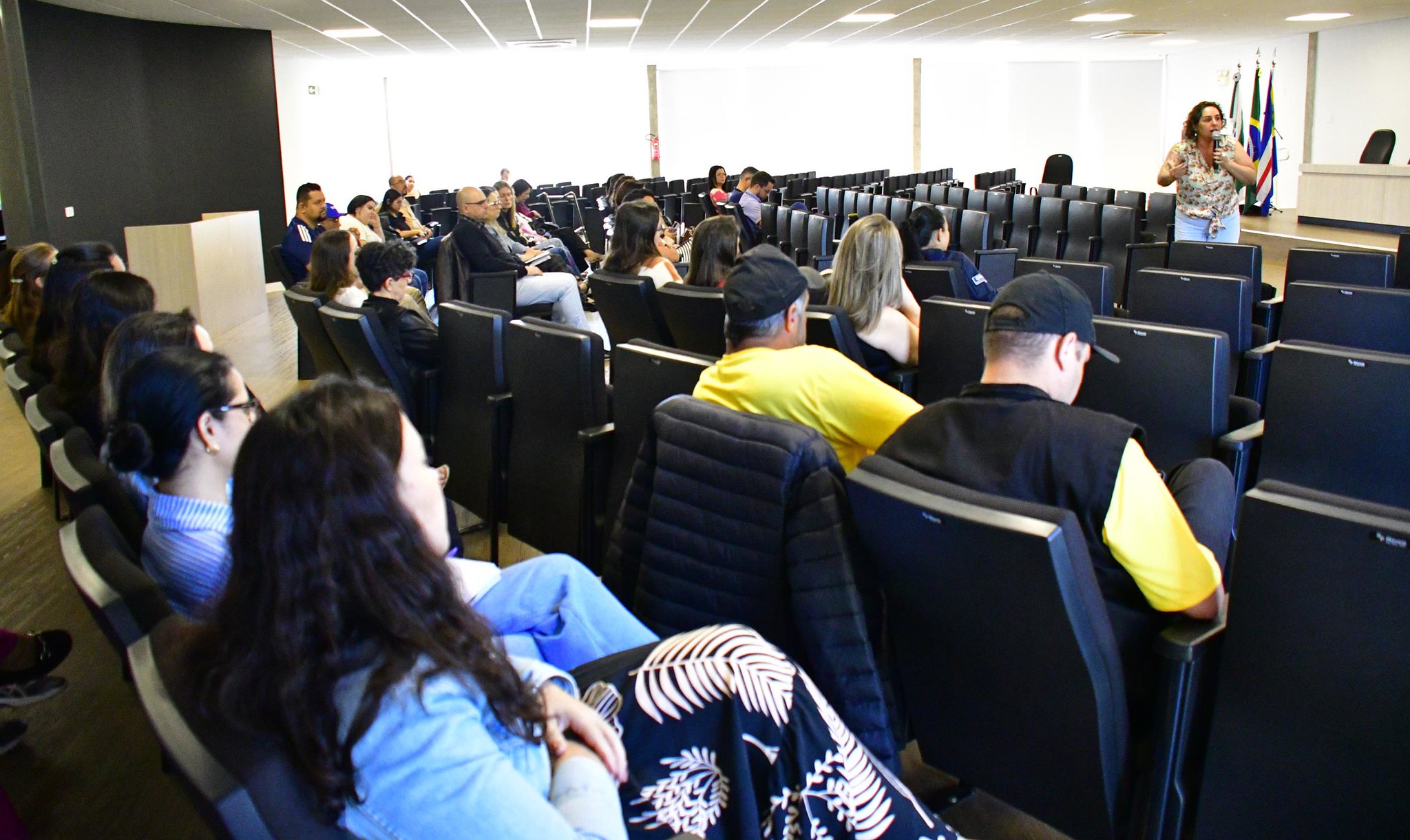 palestra durante a capacitação dos servidores da área de assistência social, no anfiteatro da prefeitura