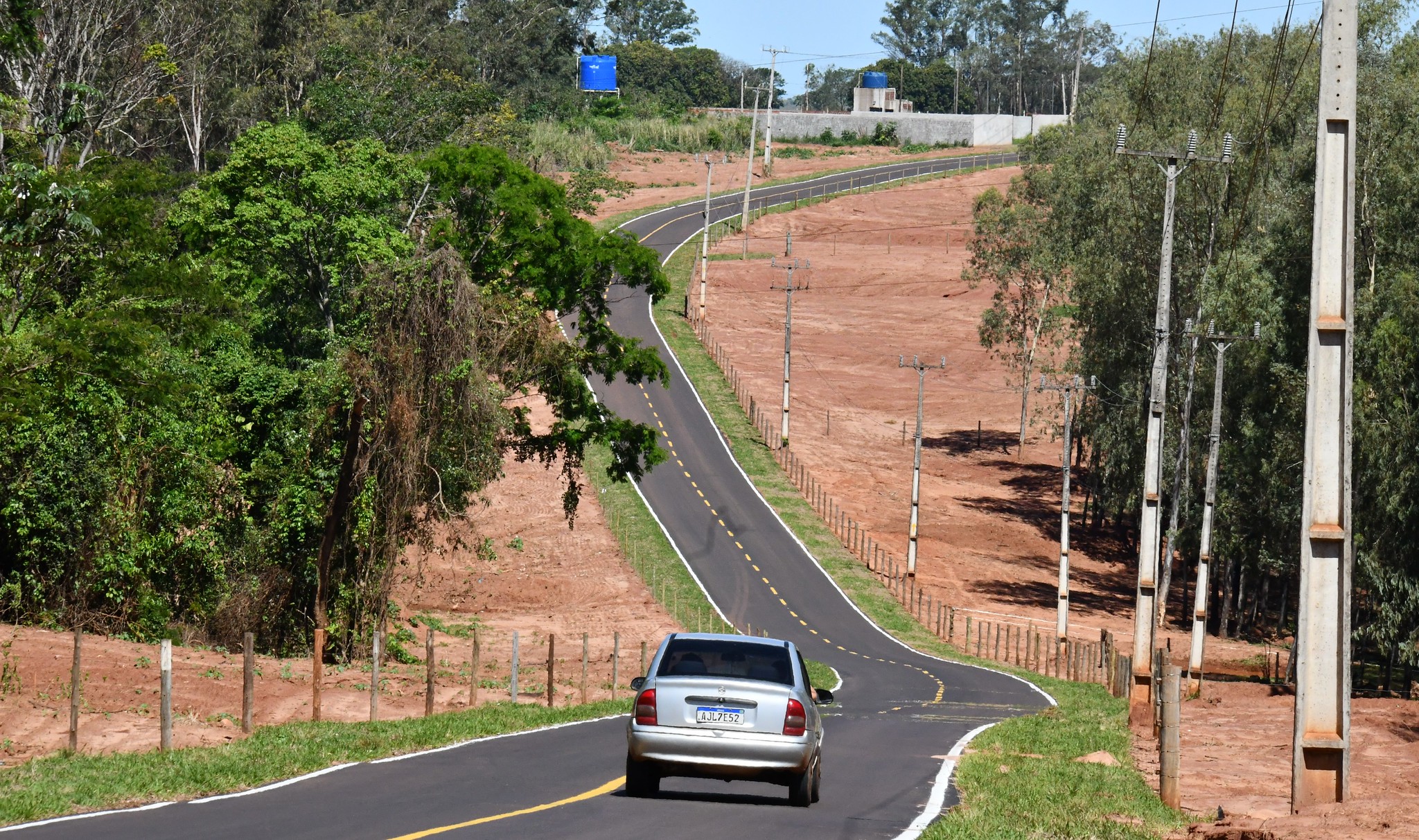 visão aberta da estrada rural pavimentada e veículo trafegando