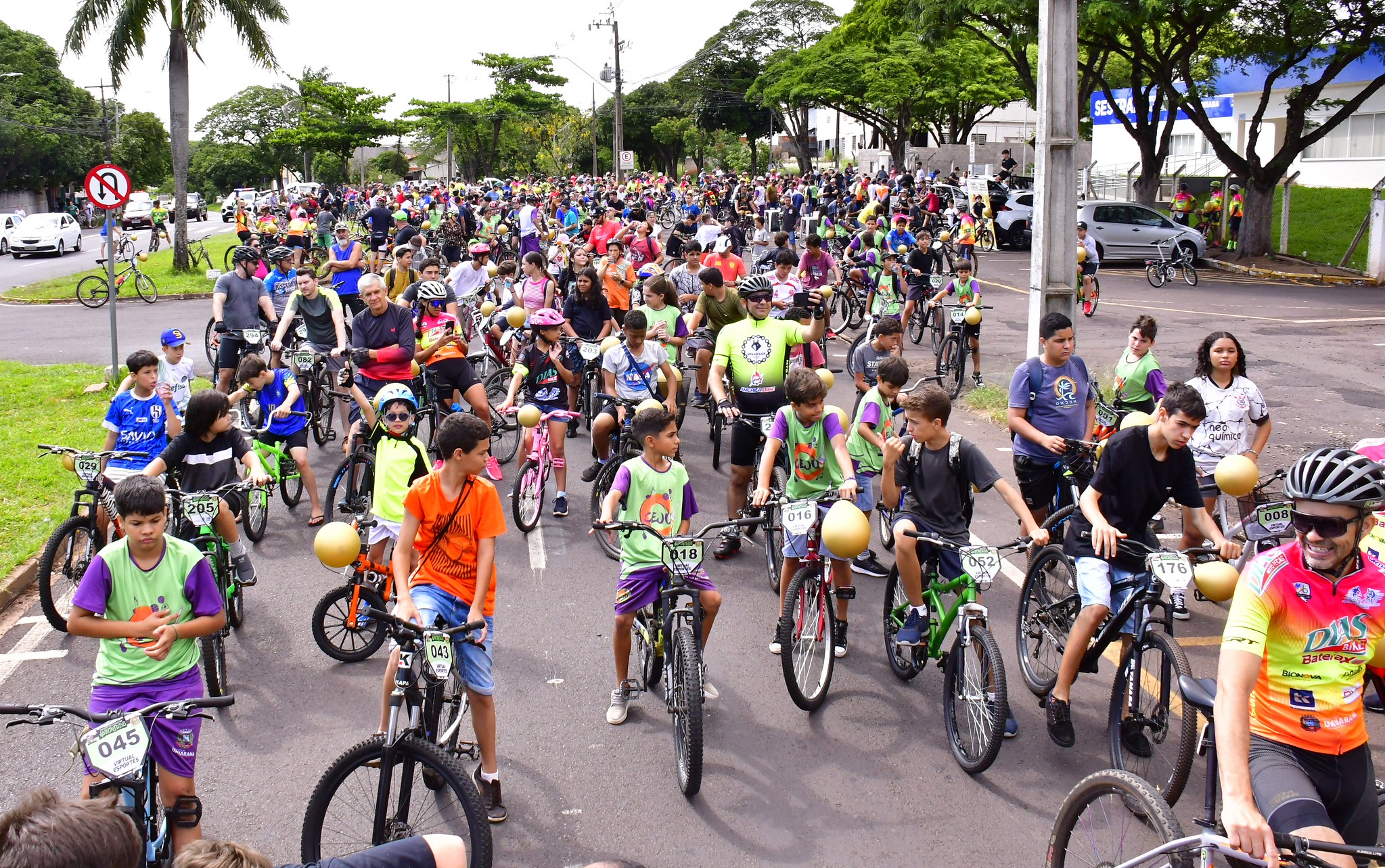 imagem do passeio ciclístico com crianças e jovens em bicicletas, nas ruas da cidade