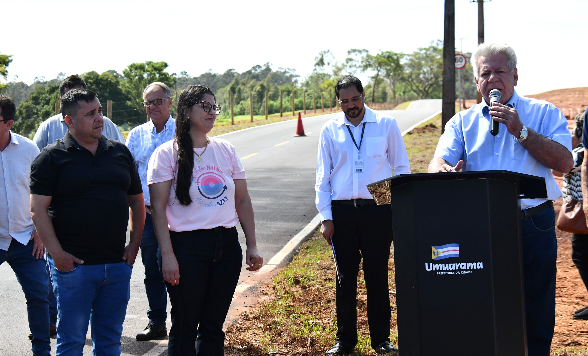 prefeito fala na inauguração da estrada rural pavimentada