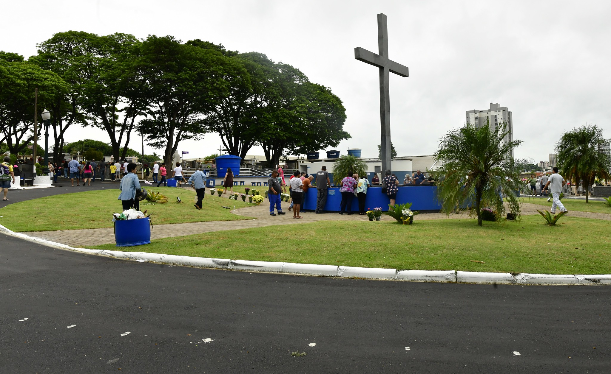 cruzeiro na praça central do cemitério, no dia de finados