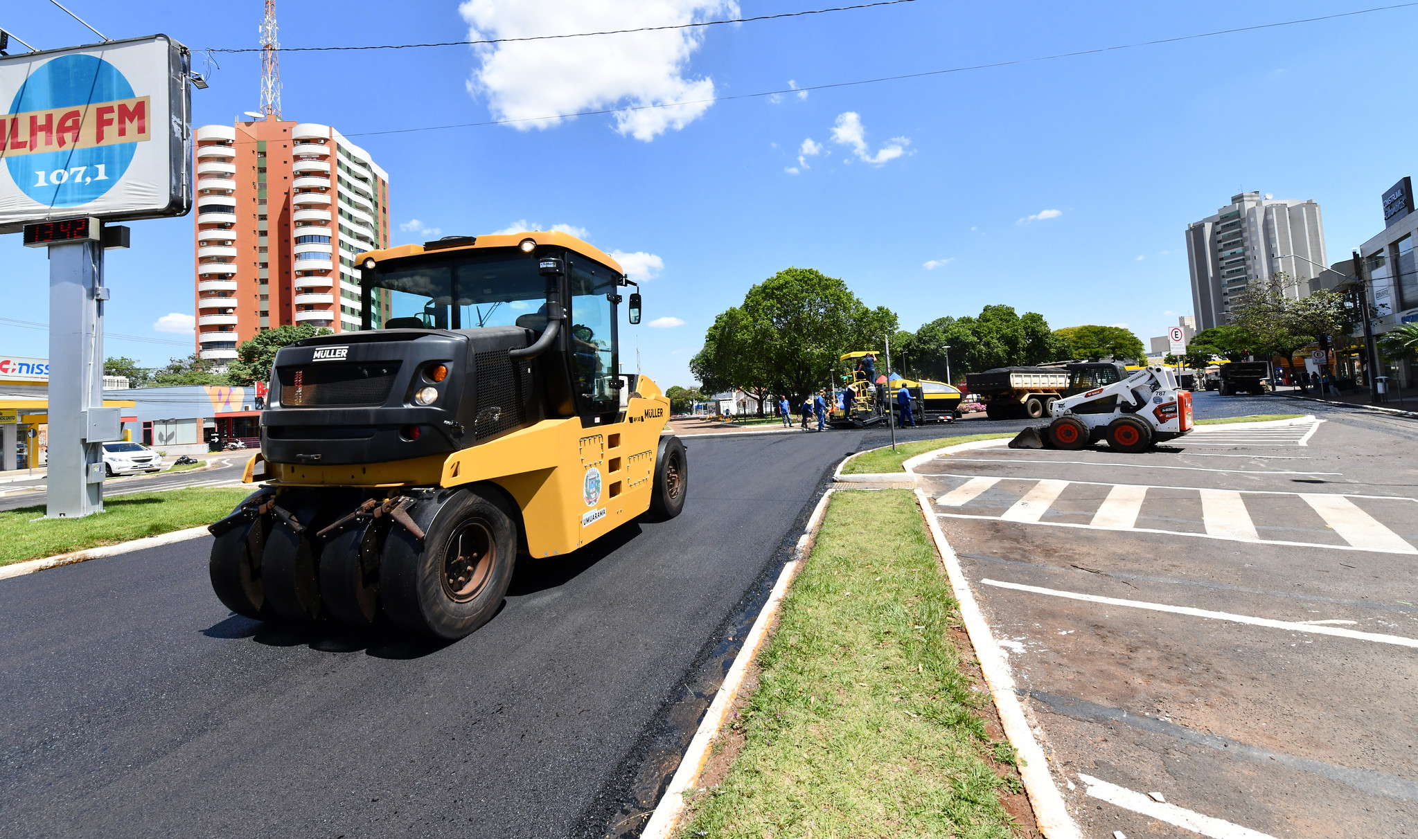 rolo compactador no serviço de recapeamento asfáltico da praça