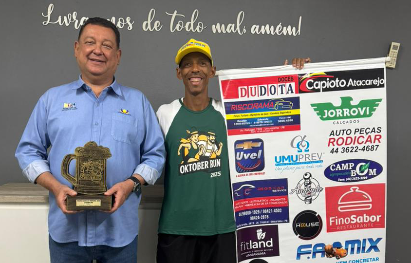 secretário de esportes e atleta com troféu e publicidade dos apoiadores