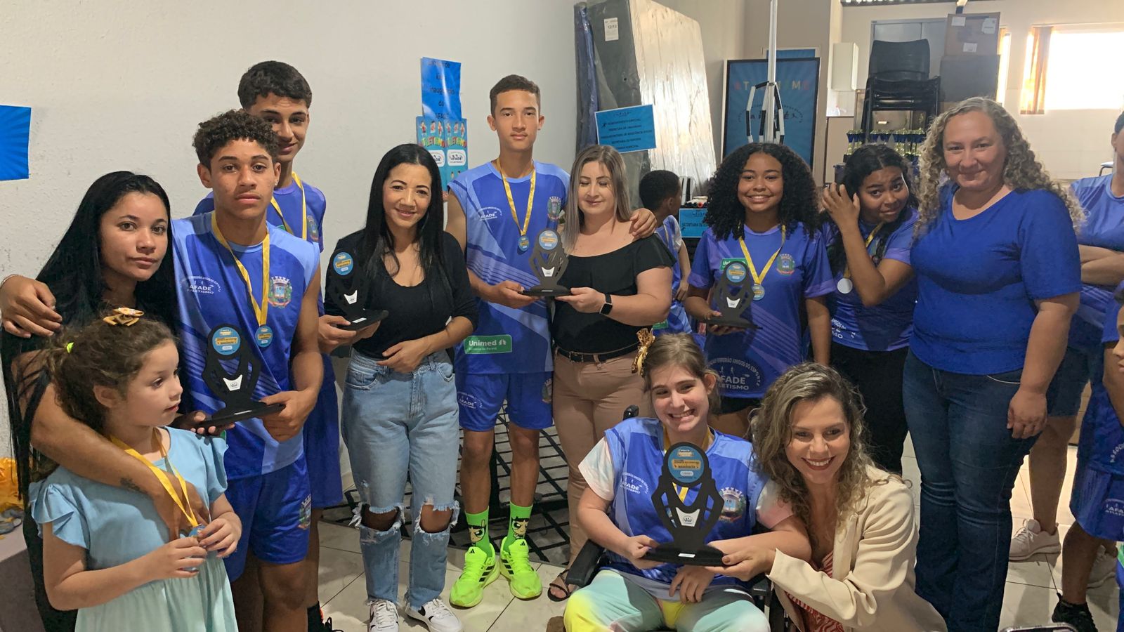 Atletas da associação esportiva exibem troféus e medalhas