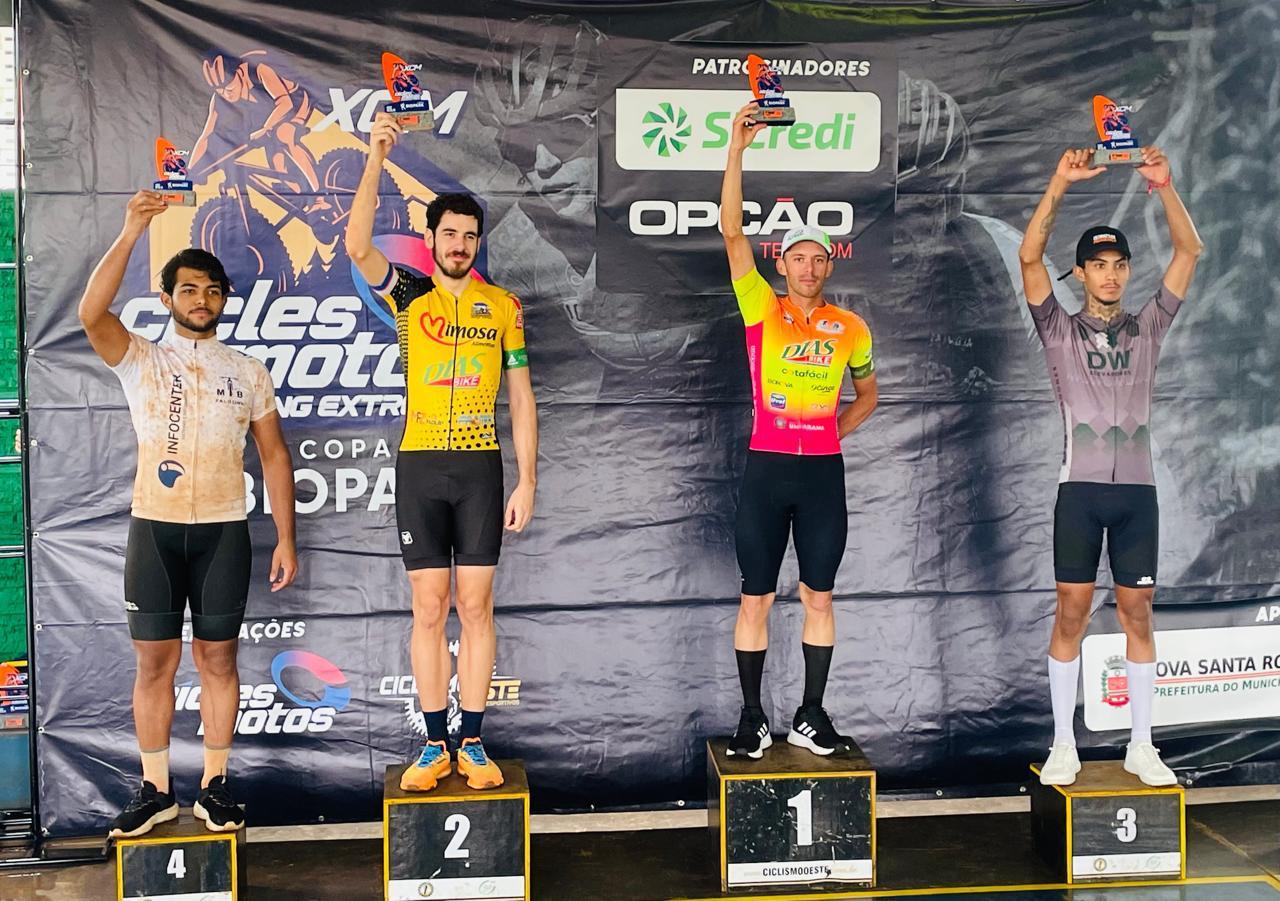 atletas recebem premiação no pódio da competição