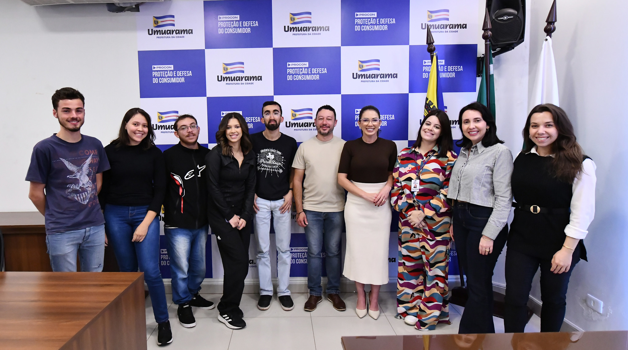 alunos, professoras e equipe do Procon em pose para foto