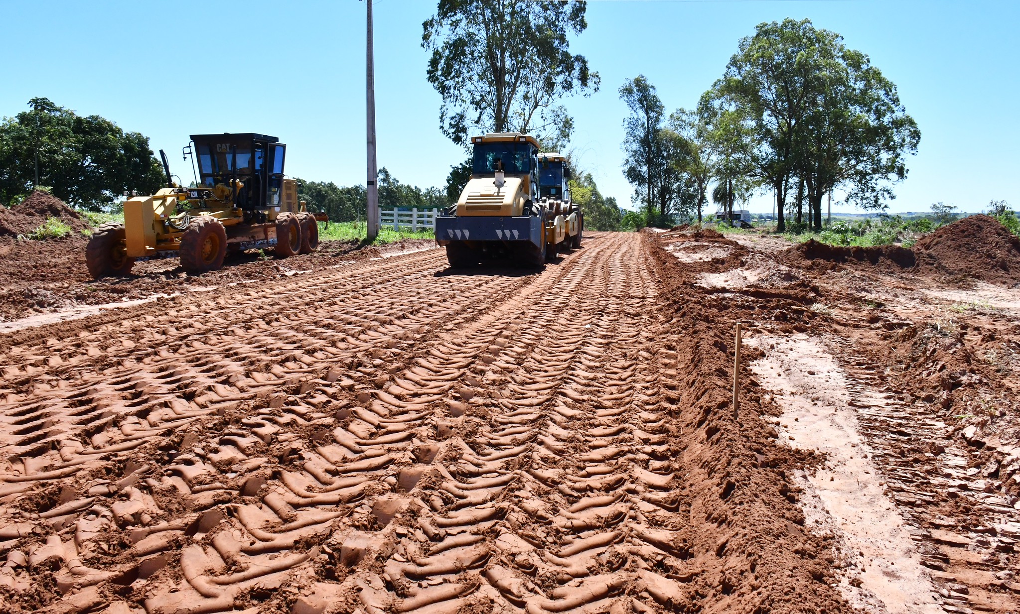 Máquinas trabalhando na terraplenagem da estrada