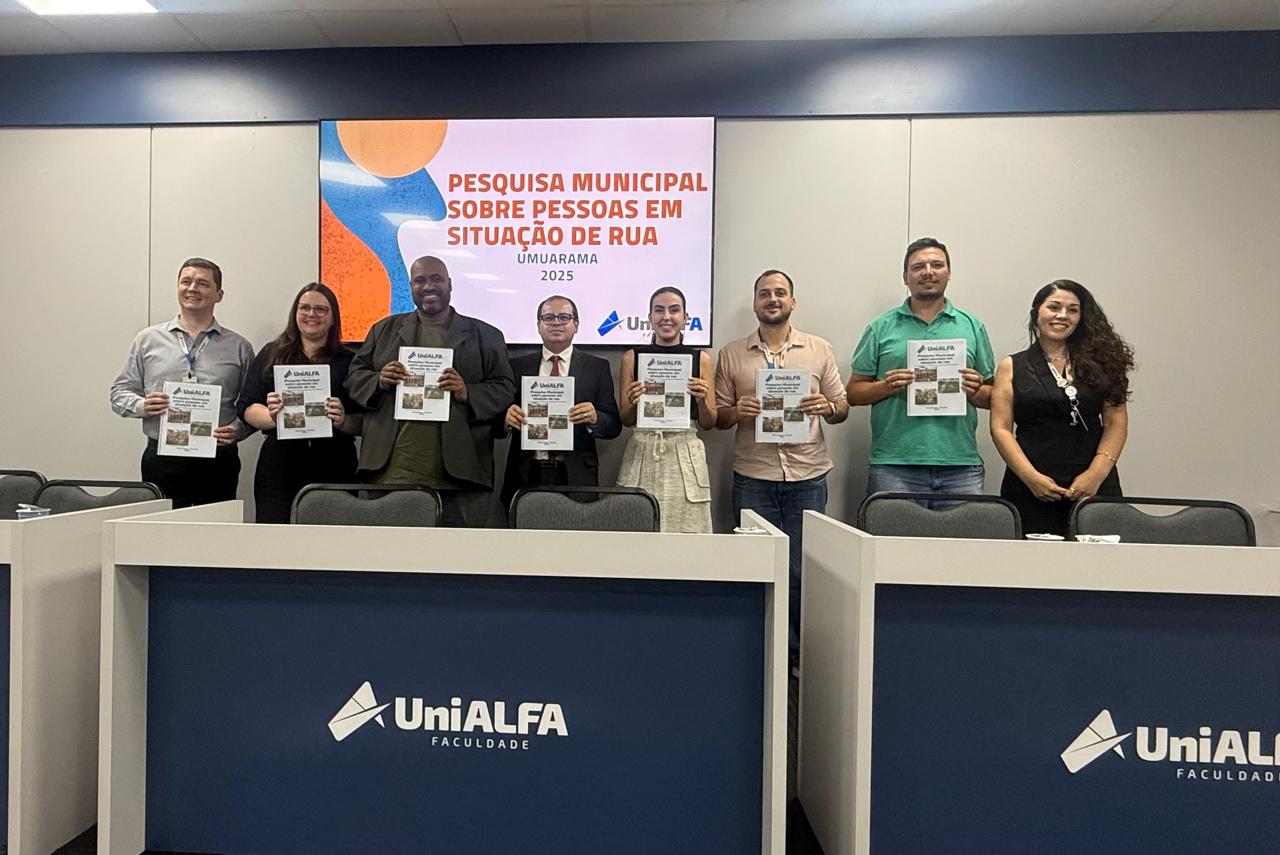 morador de rua dorme em praça pública ao lado de um cachorro