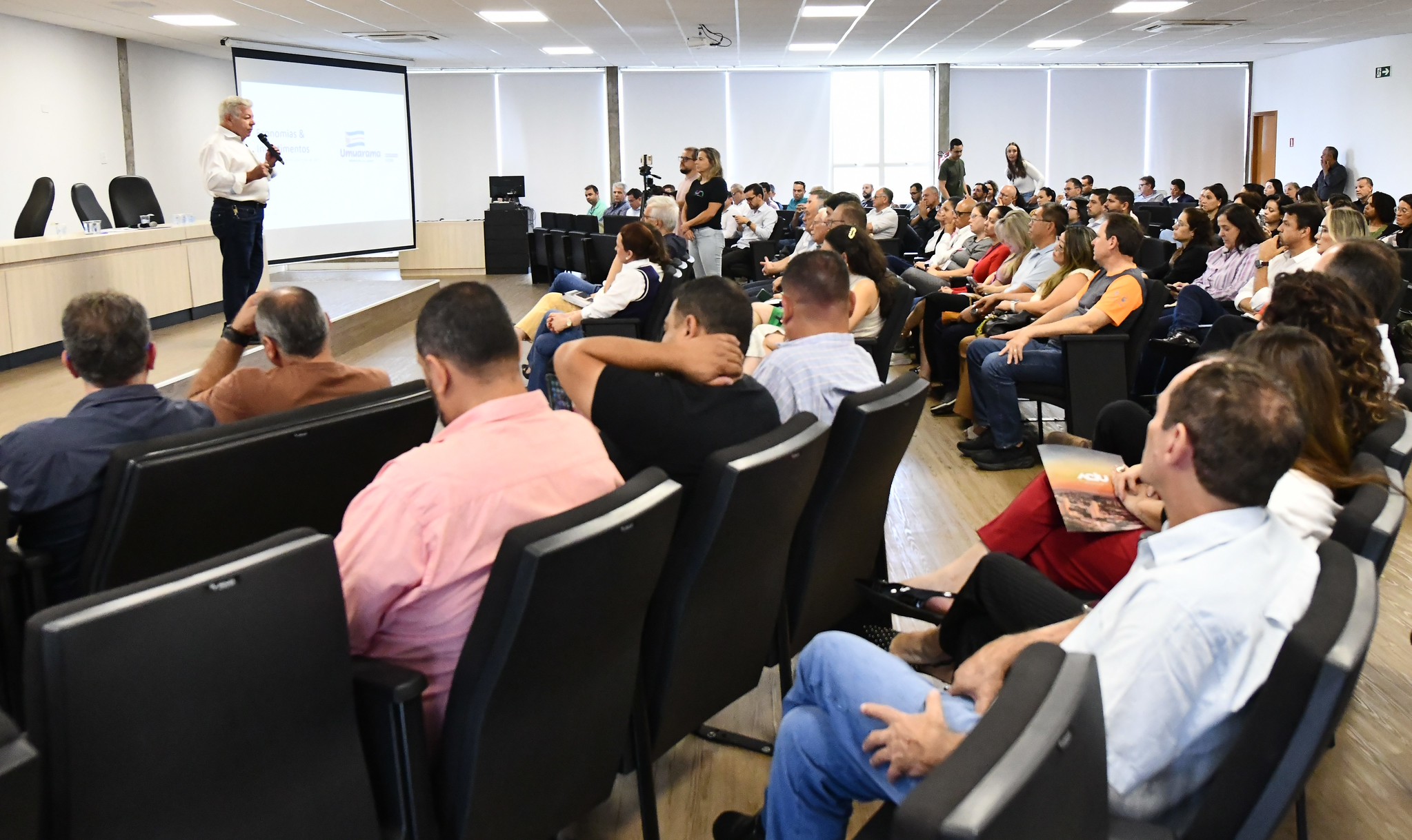 prefeito fala para o público no anfiteatro da prefeitura