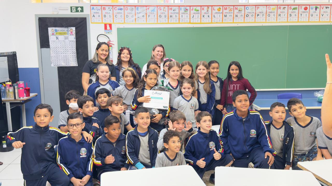 aluna festeja a conquista com alunos da sua sala de aula