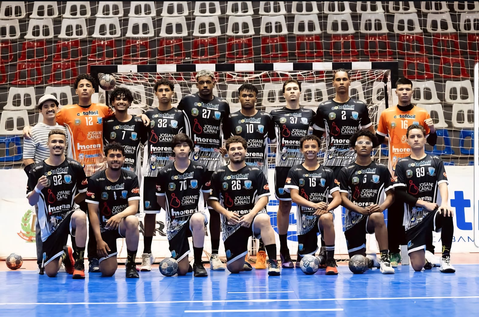 equipe de atletas masculinos classificada para a fase final