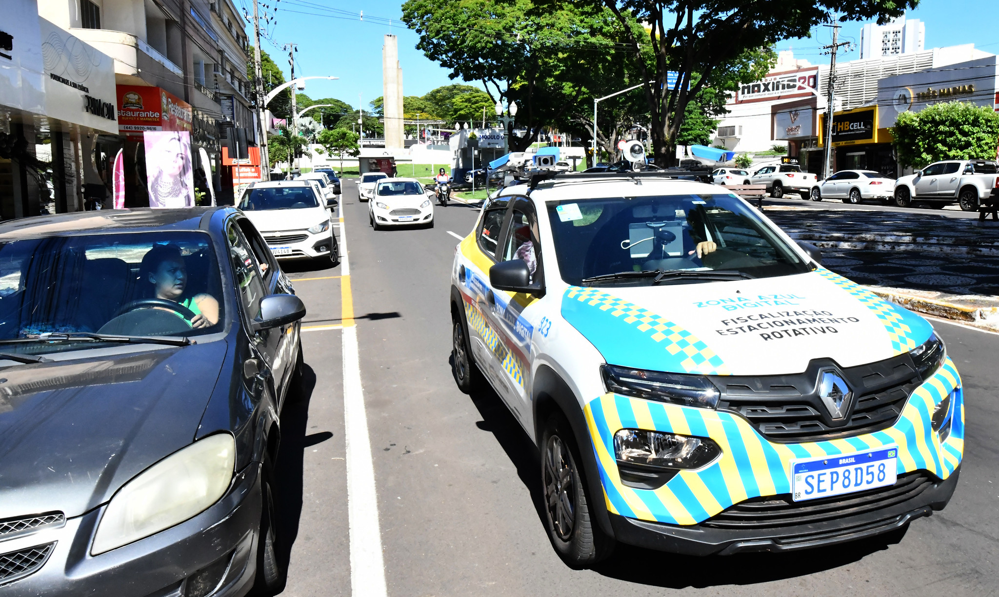 veículo que fiscaliza o estacionamento rotativo pago circulando por avenida da cidade