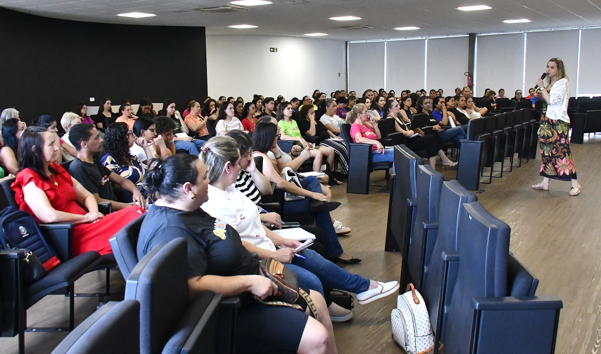 palestra para professores no auditório da prefeitura