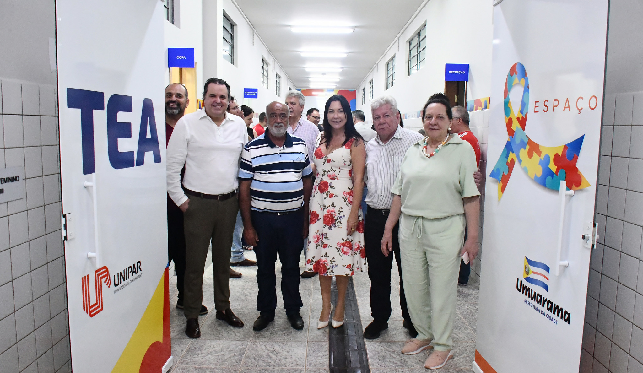 autoridades na entrada do espaço TEA da universidade