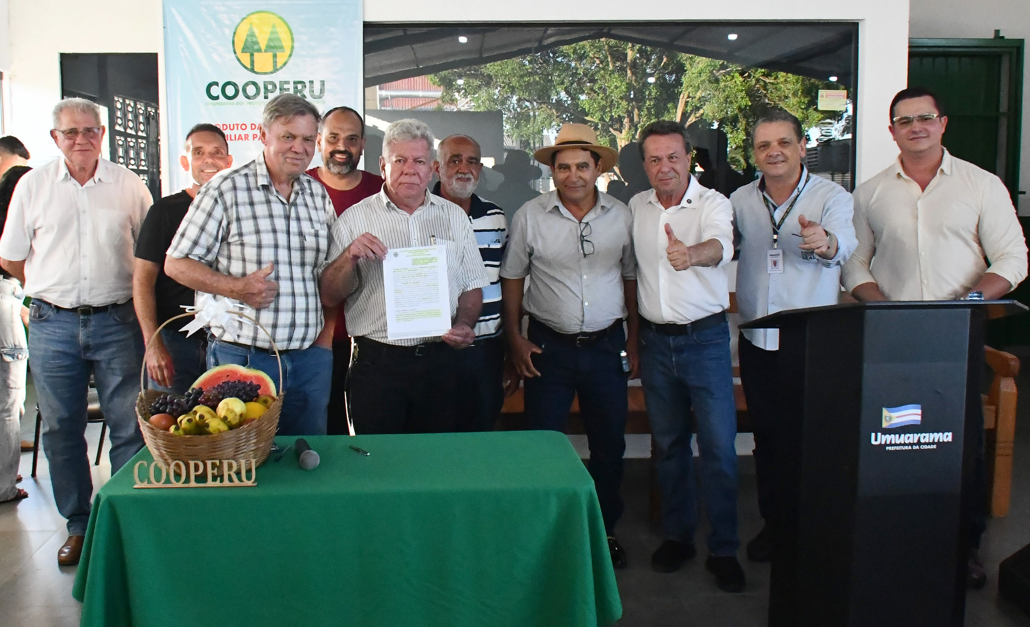 autoridades exibem o contrato assinado