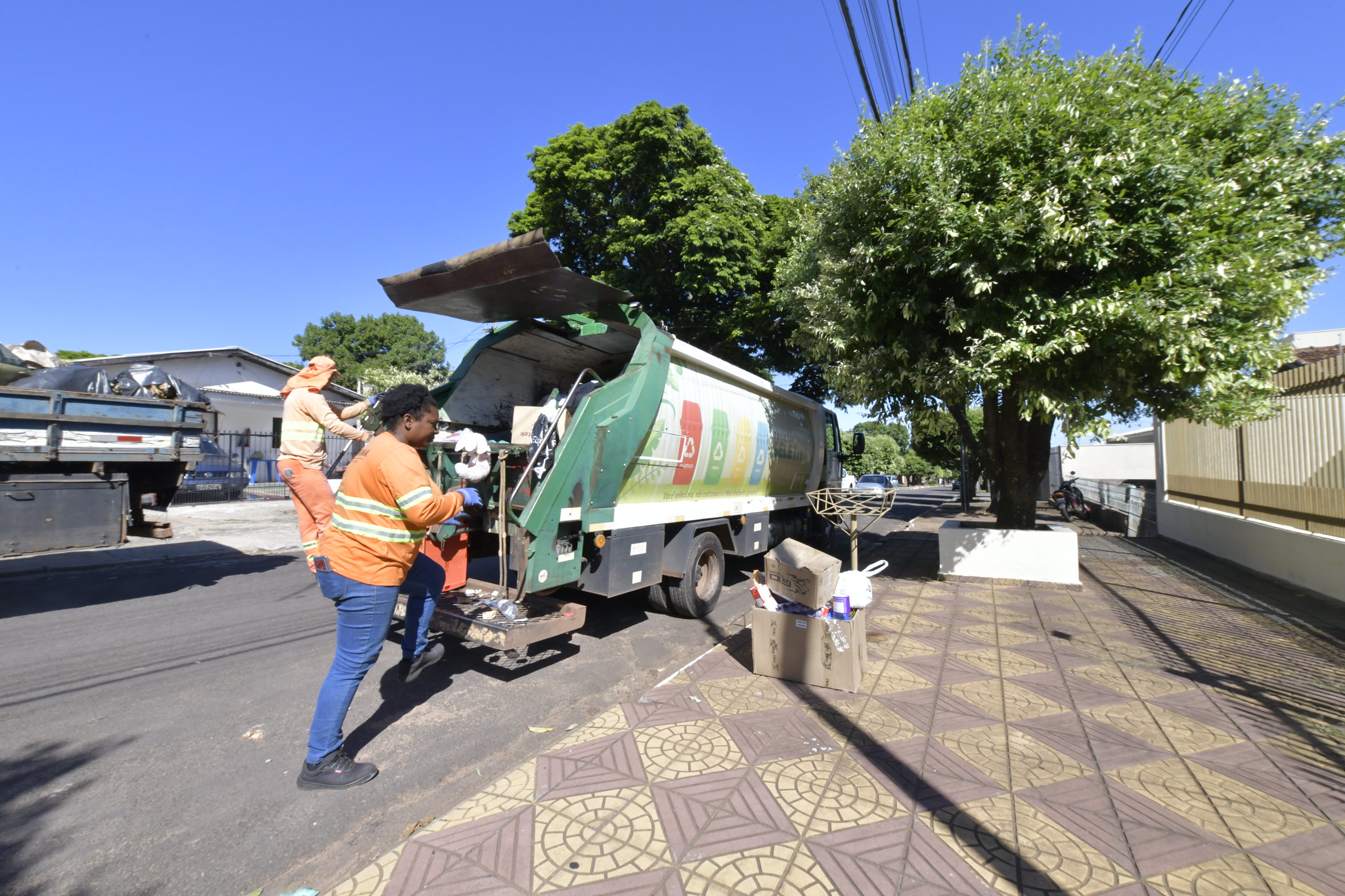 catadores fazem a coleta seletiva de material reciclável