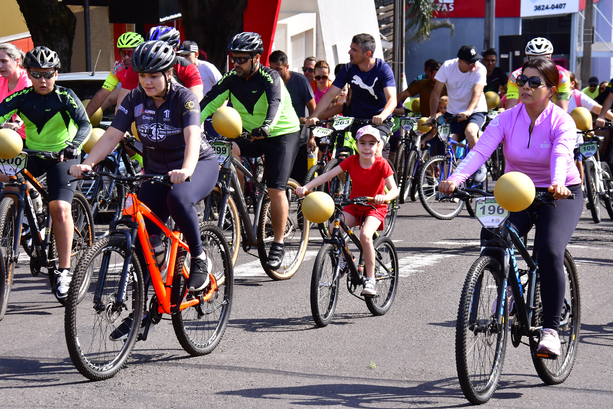 pessoas pedalando bicicletas