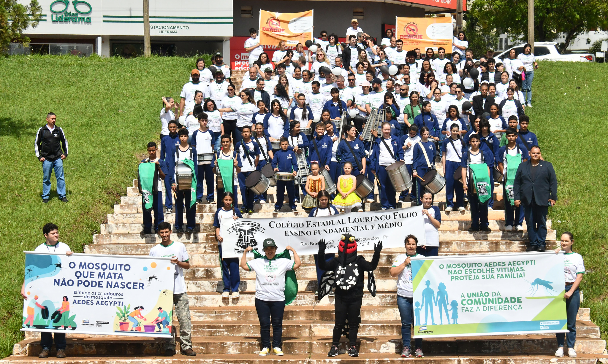 público que participou da passeata posa para foto