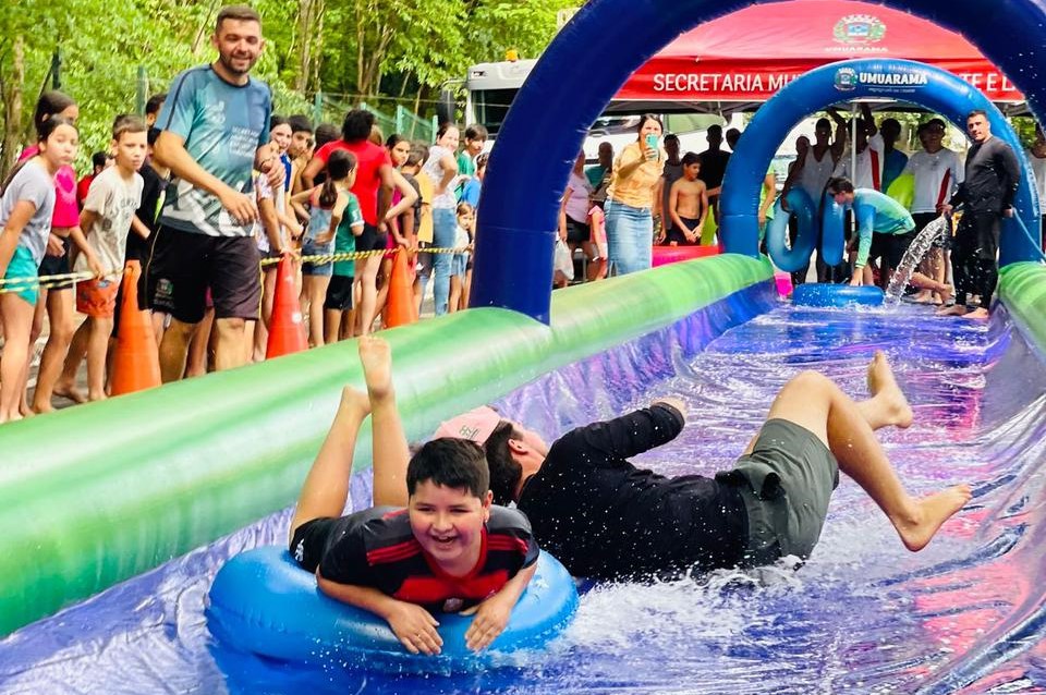 crianças escorregam sorridentes no toboágua
